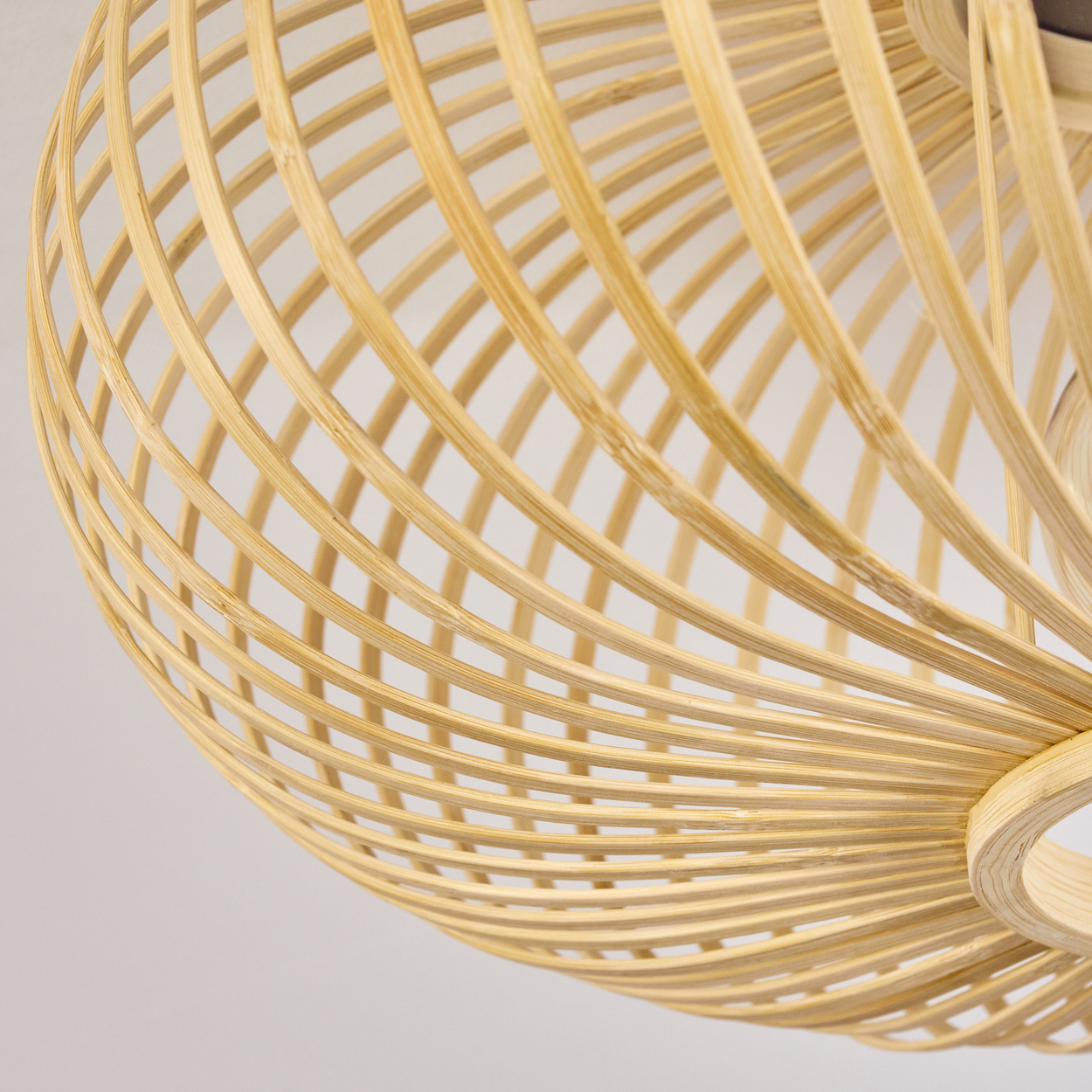 Nahaufnahme des Bodens einer holzartigen, käfigartigen Deckenleuchte, die das komplizierte Holzdesign zeigt.