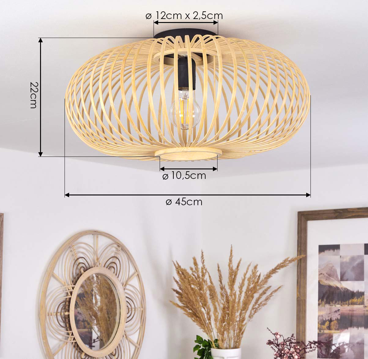 Eine Deckenleuchte mit gewebtem Design. Das Licht ist von einer weißen Decke umgeben.