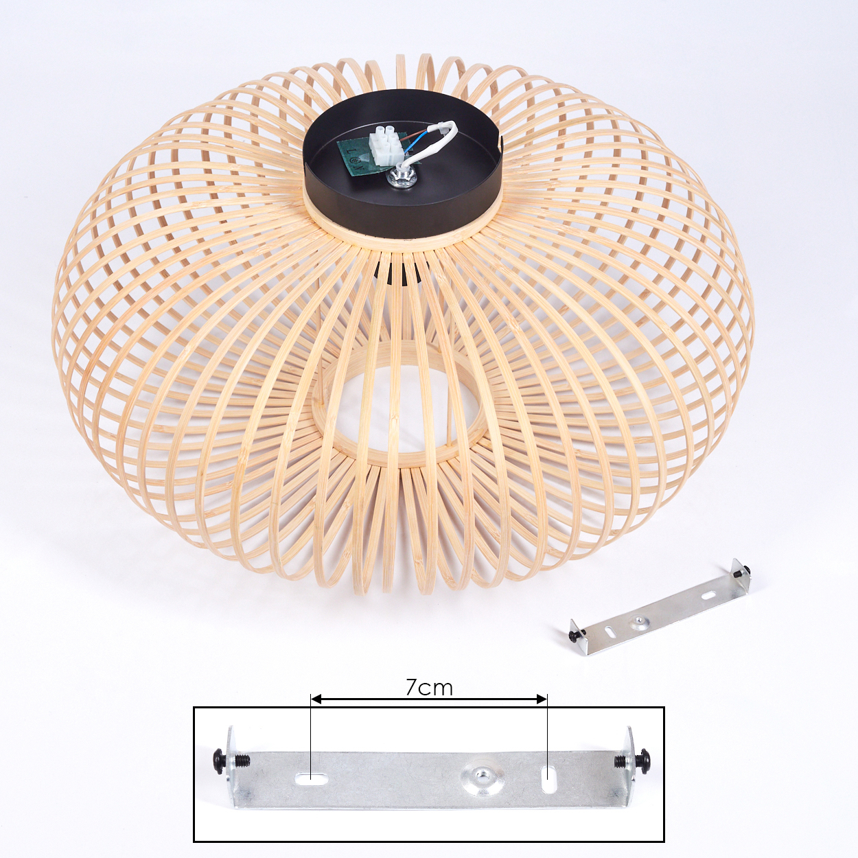 Ein Bambus-Lampenschirm mit schwarzem Oberteil und Montagezubehör darunter. Ein 7 cm langer Metallbügel wird gezeigt.