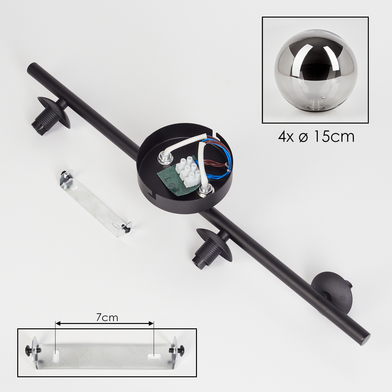 Komponenten einer Deckenlampe. Enthält eine Halterung, schwarze Stangen und vier Kugellampen. Abmessungen sind angegeben.