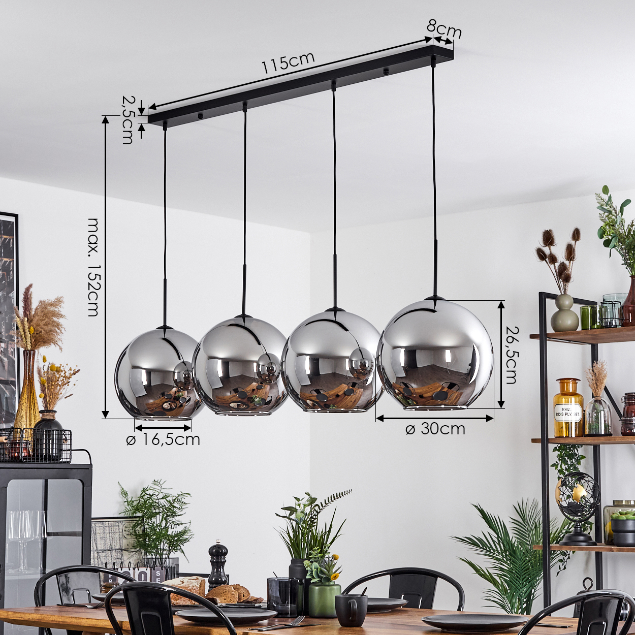 Esszimmer mit Holztisch und vier Glaskugellampen. Maße der Lampen sind angegeben.