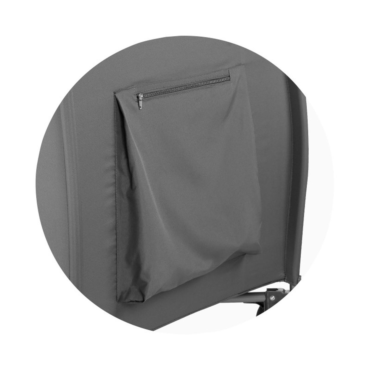 Nahaufnahme einer grauen Baby-Laufstallseite mit einer Reißverschlusstasche. Die Tasche ist rechteckig und hat einen Reißverschluss.