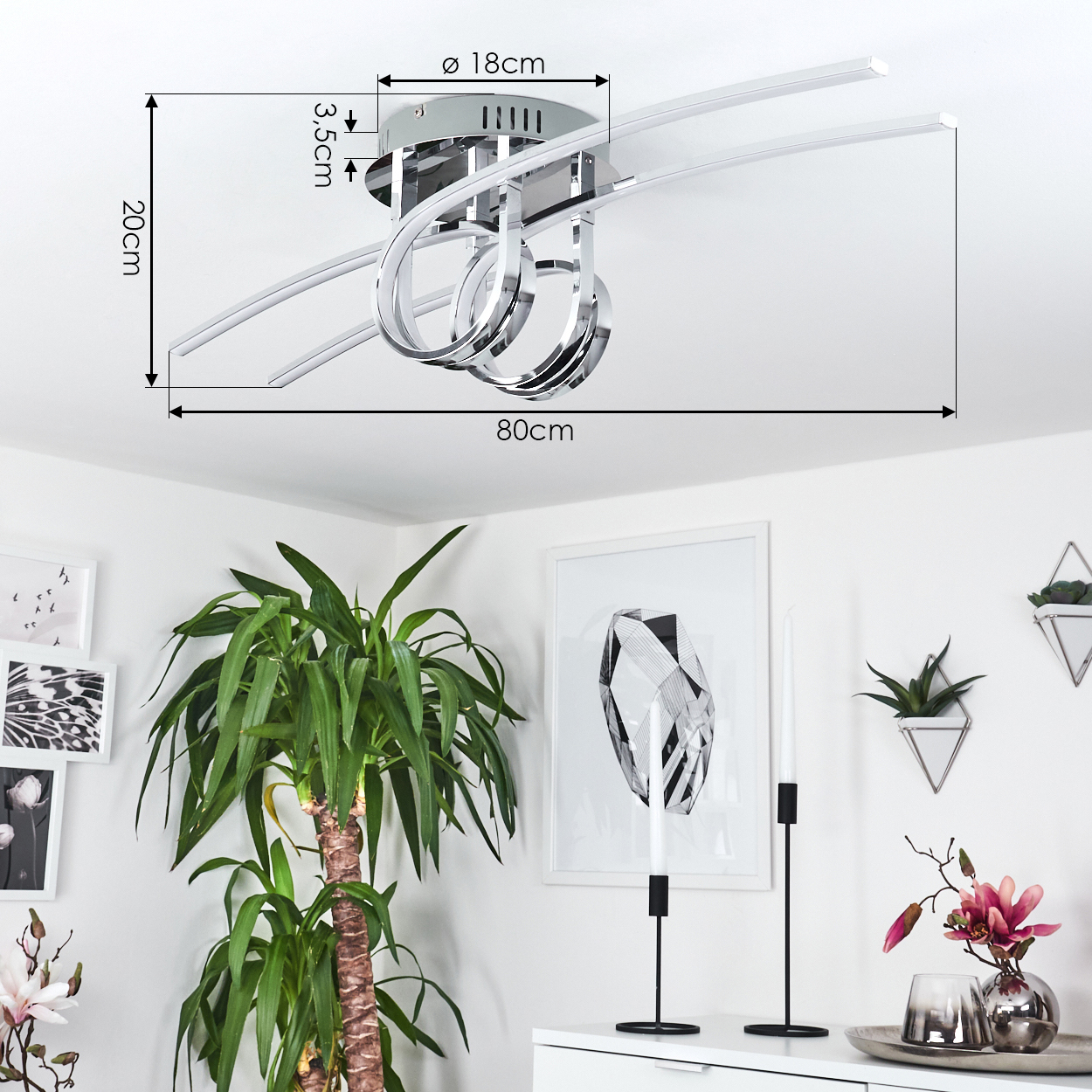 Eine Deckenlampe mit Chrom-Finish, die Licht emittiert, wird neben einer Pflanze und Dekorationsartikeln gezeigt.