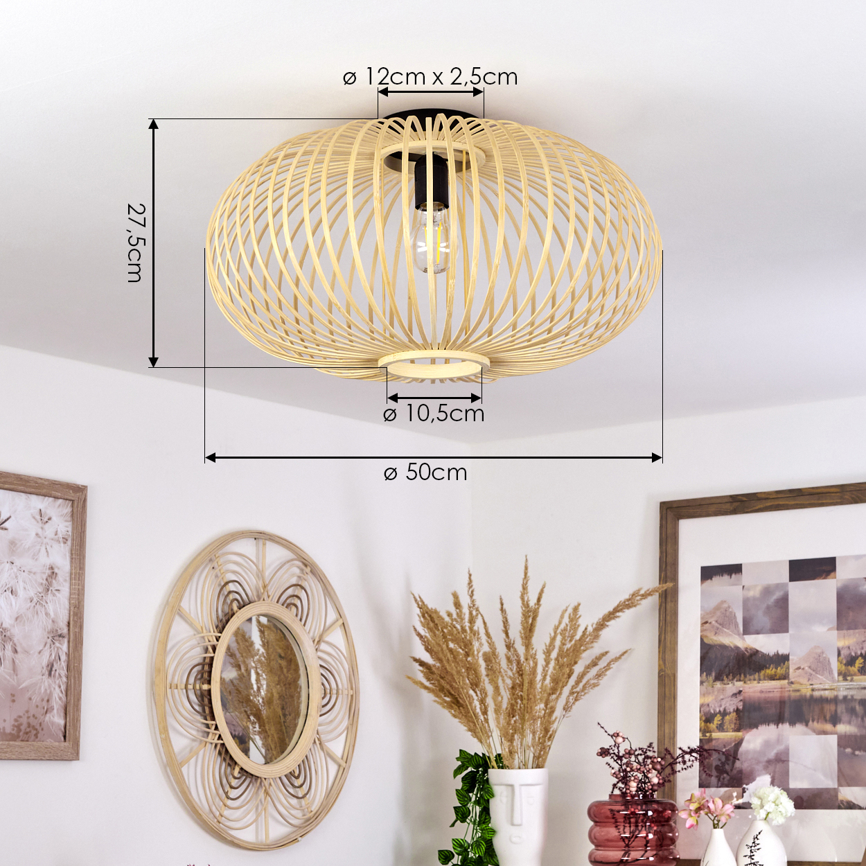 Deckenlampe im Bambus-Stil mit Abmessungen. Spiegel und Pflanzen im Hintergrund.