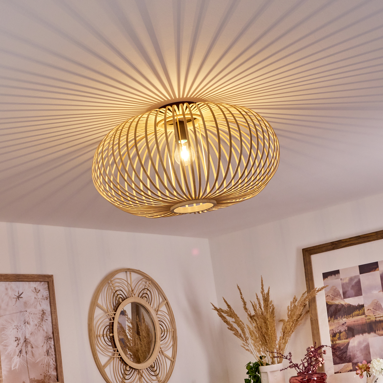 Deckenlampe im Bambus-Stil, die Schatten wirft. Der Raum ist hell.