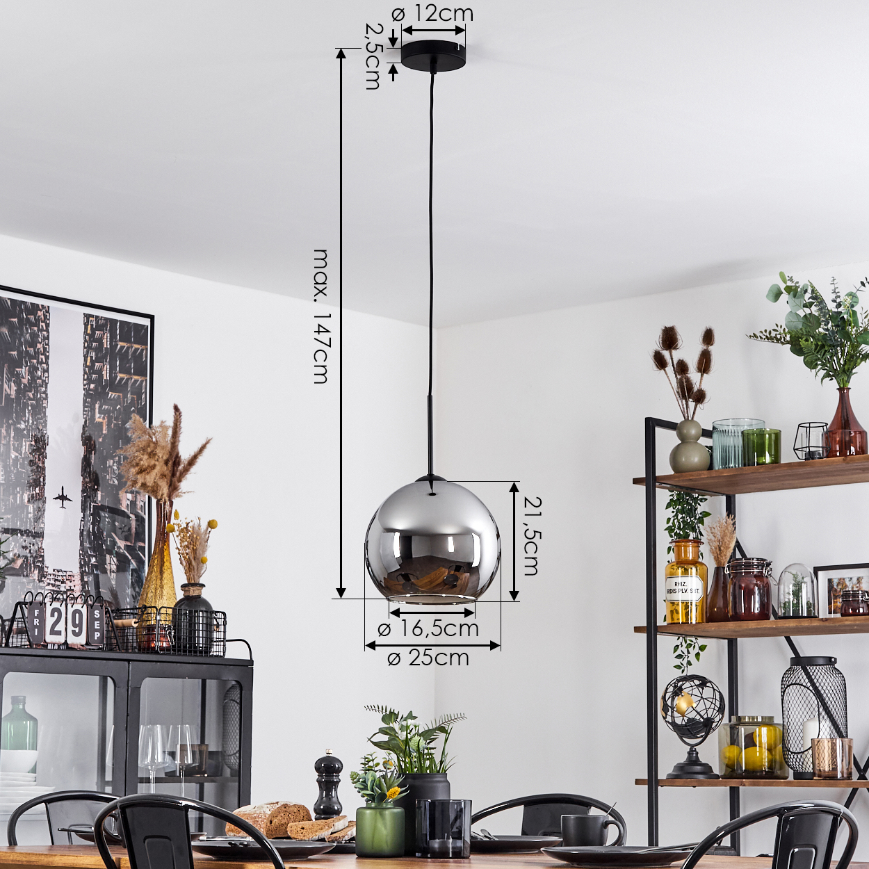 Ein Esszimmer mit Hängekugellampe, Tisch und Dekoration, mit Maßen der Lampe.