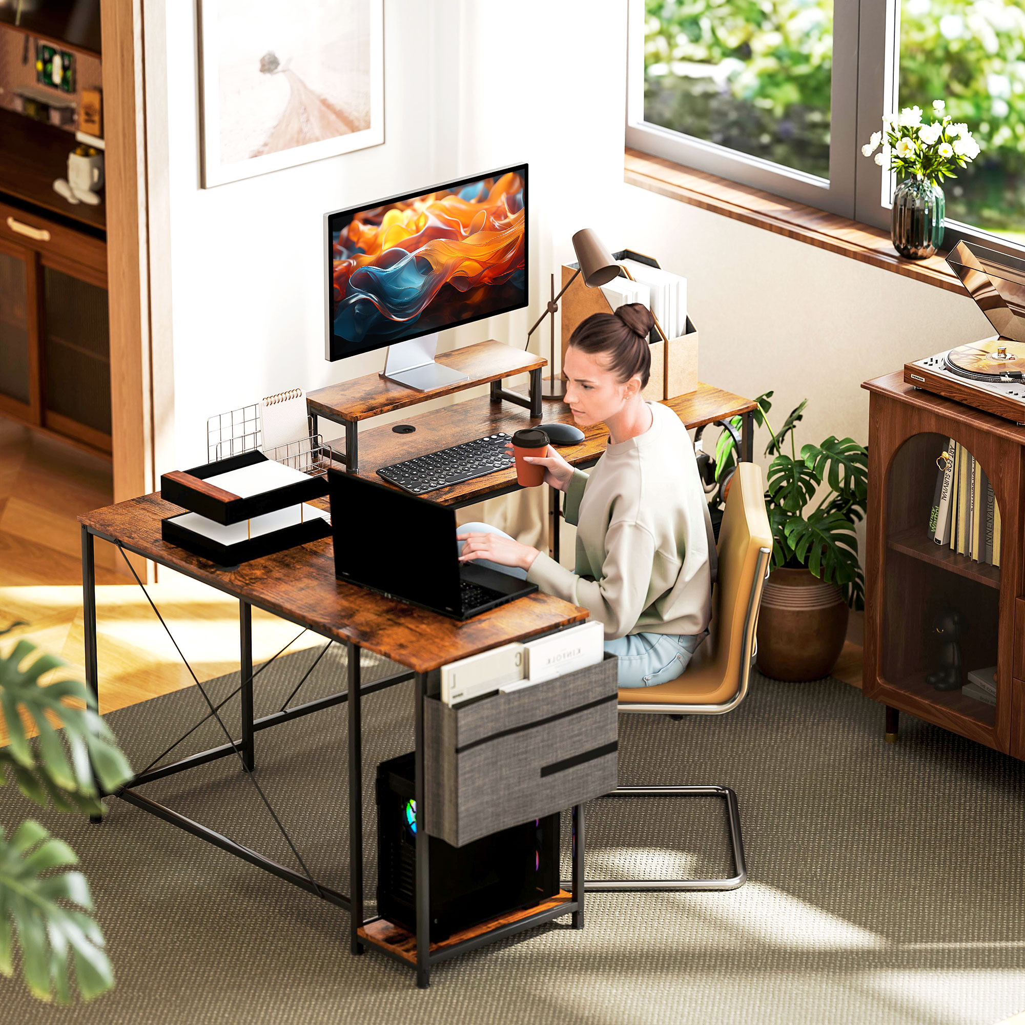 Eine Frau benutzt einen L-förmigen Schreibtisch mit Computer und Zubehör. Hinter ihr ist ein Fenster.