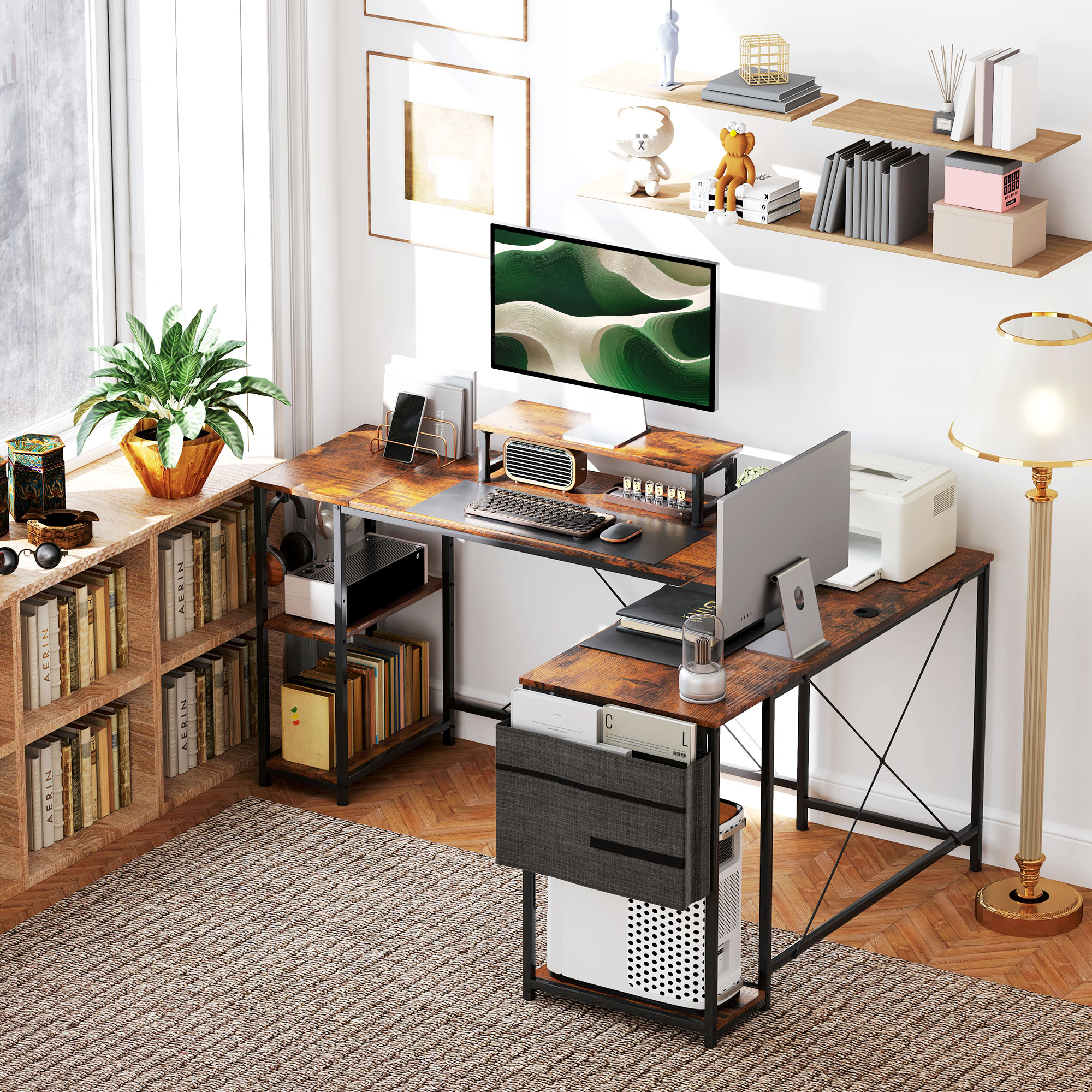 Ein gut beleuchteter Arbeitsbereich mit einem L-förmigen Schreibtisch, Computer und Zubehör. Bücher und Regale sind vorhanden.
