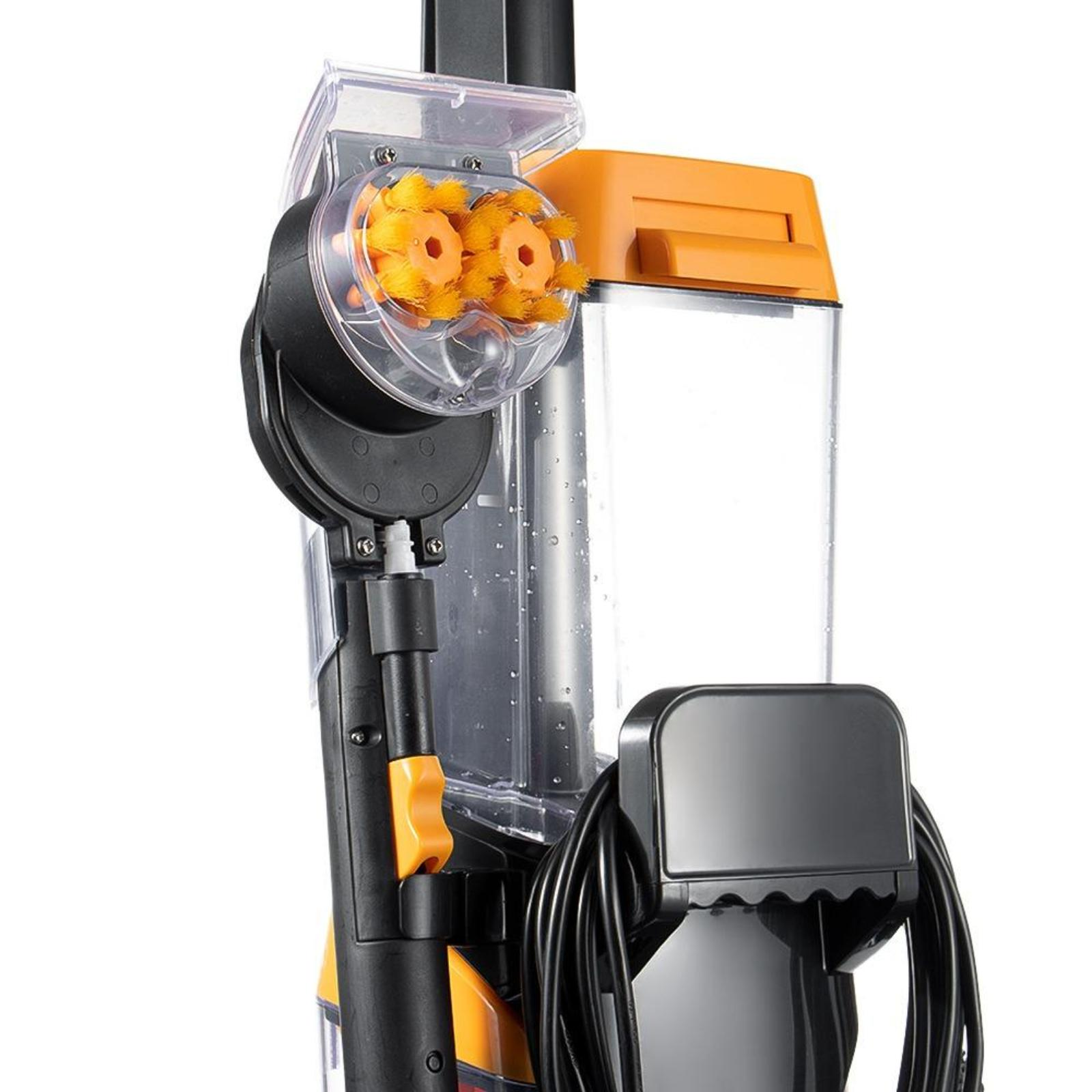 Nahaufnahme der inneren Komponenten einer Teppichreinigungsmaschine. Orangefarbene Bürsten sind in einem durchsichtigen Kunststoffgehäuse sichtbar.