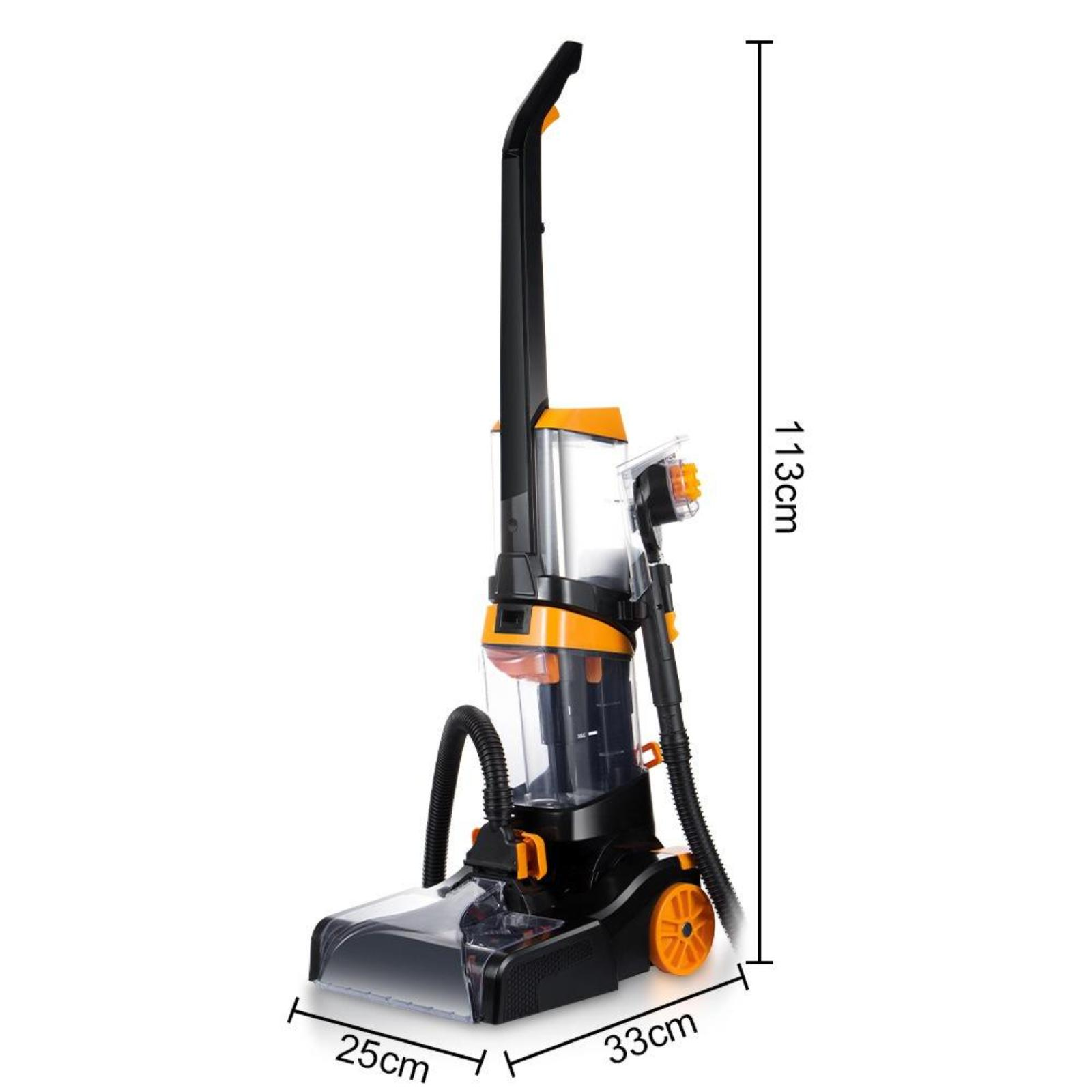 Ein Teppichreiniger mit Abmessungen. Das Gerät ist schwarz und orange, mit einem transparenten Wasserbehälter und Schlauch.