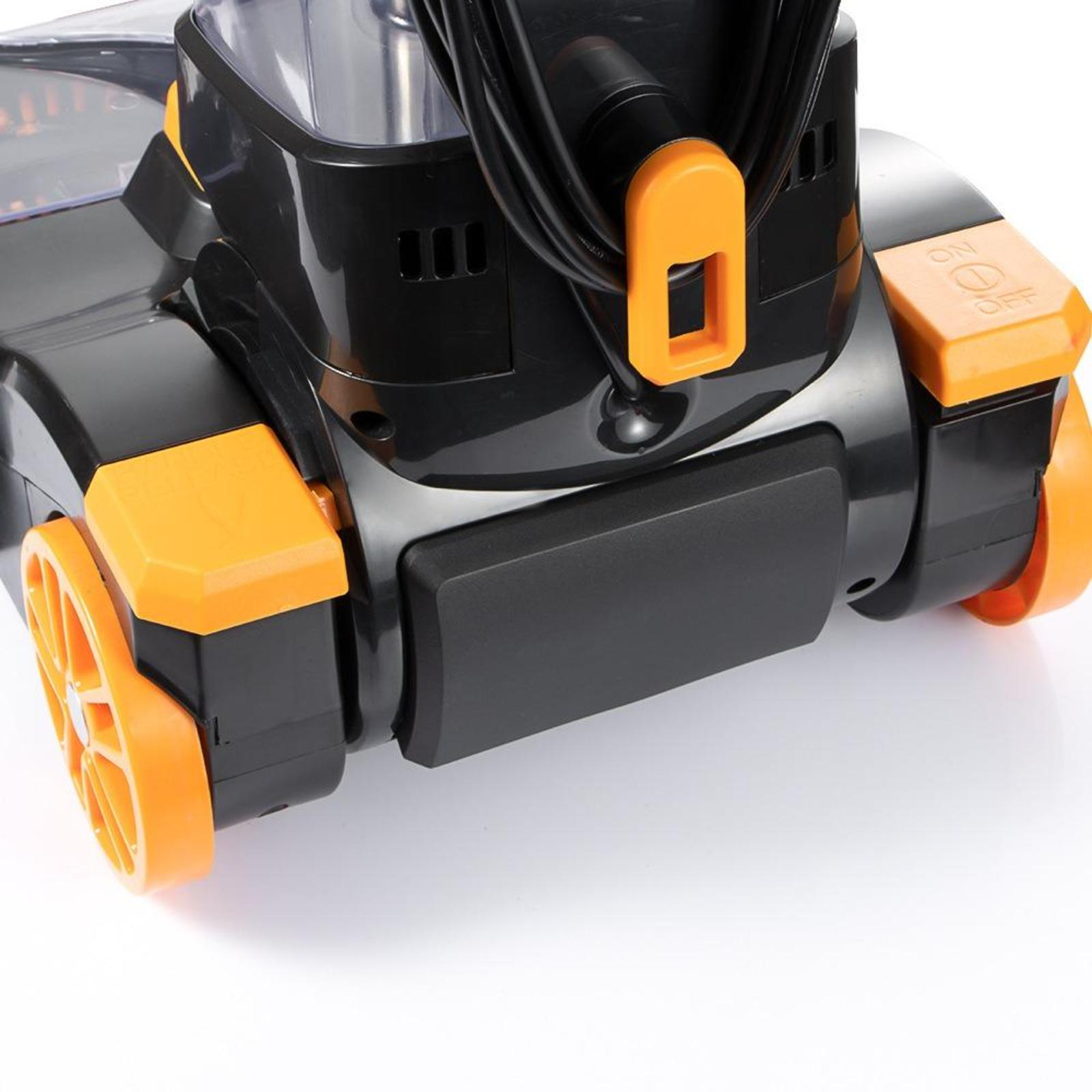 Nahaufnahme eines schwarz-orangenen Staubsaugers. Orangefarbene Räder und Akzente. Weißer Hintergrund.