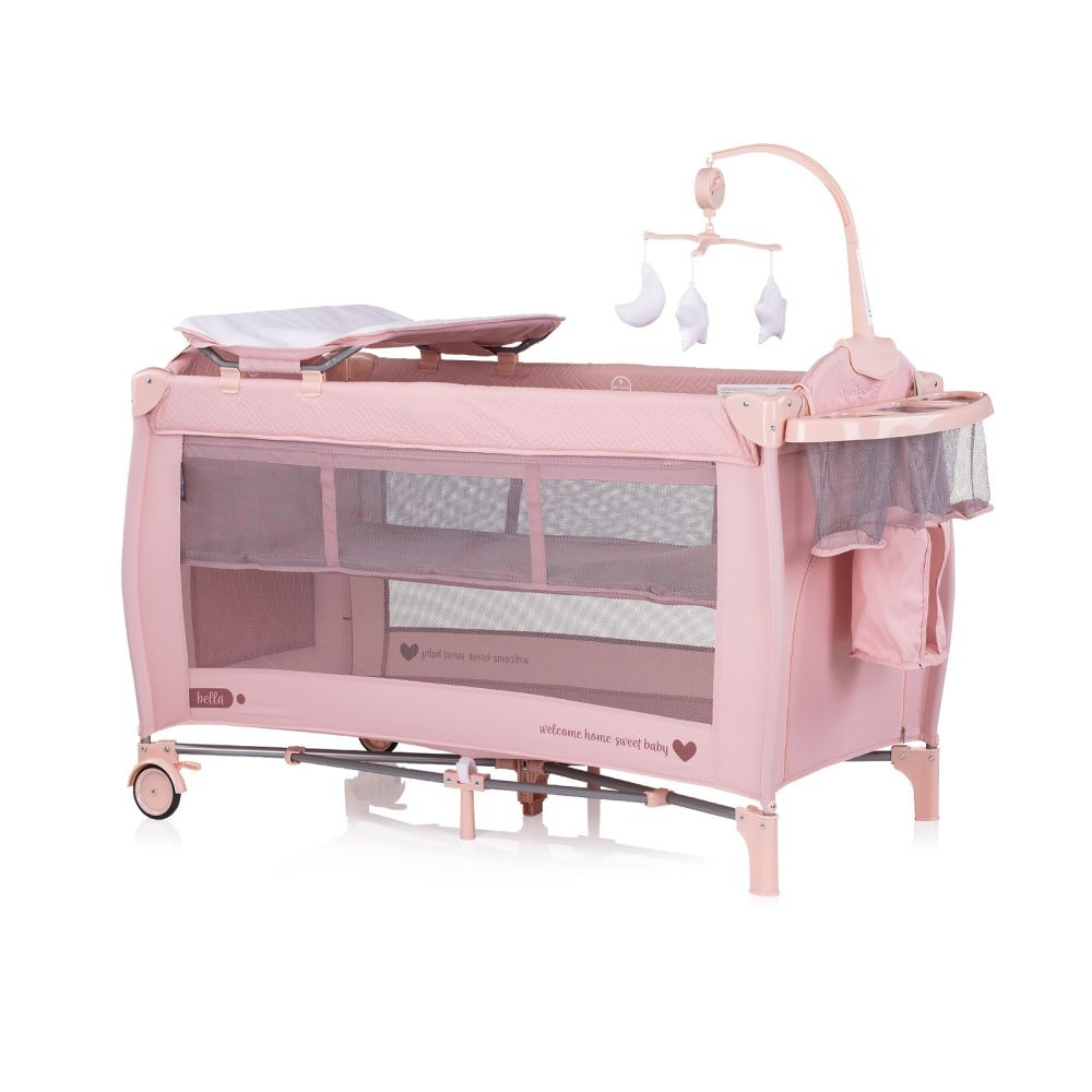Rosa Baby-Laufgitter mit Wickeltisch und Mobile. Es hat Räder und eine Netzseite.