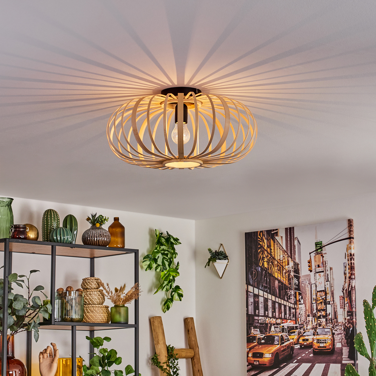 Deckenleuchte aus Holzlamellen. Das Licht ist an und wirft Schatten. Wohnraum.