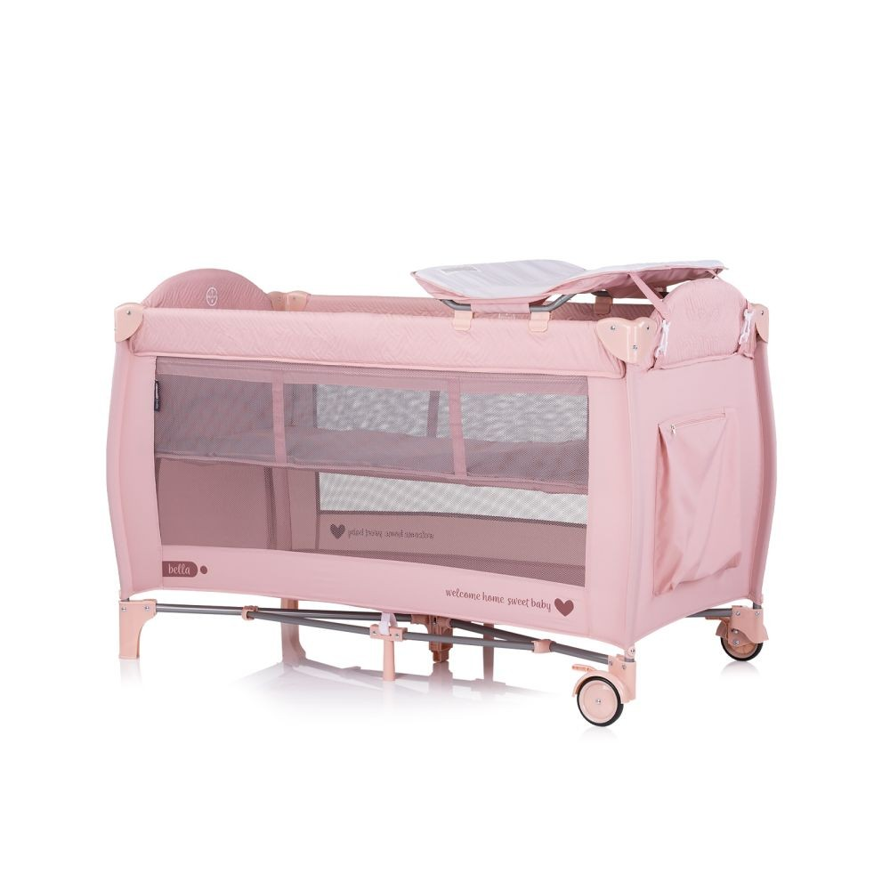 Rosa Baby-Laufgitter mit Wickeltisch. Ein Mobile ist nicht angebracht. Weißer Hintergrund.