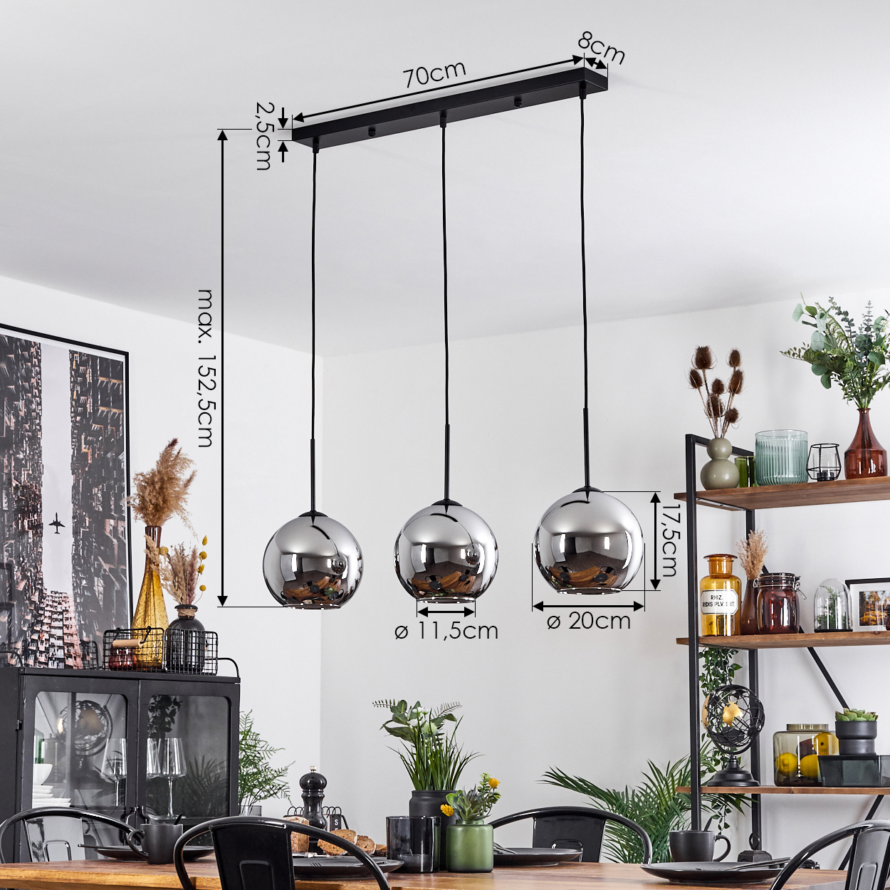 Drei kugelförmige Pendelleuchten mit angegebenen Abmessungen. Ein Esszimmer mit Tisch und Regalen im Hintergrund ist sichtbar.