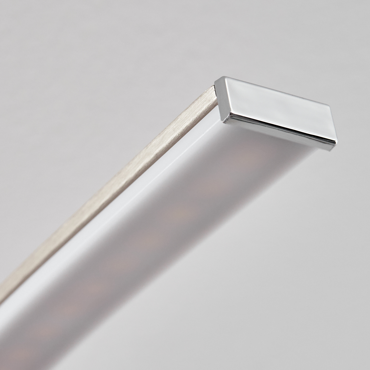 Nahaufnahme einer LED-Leuchte. Sie ist rechteckig mit einer metallischen Endkappe.