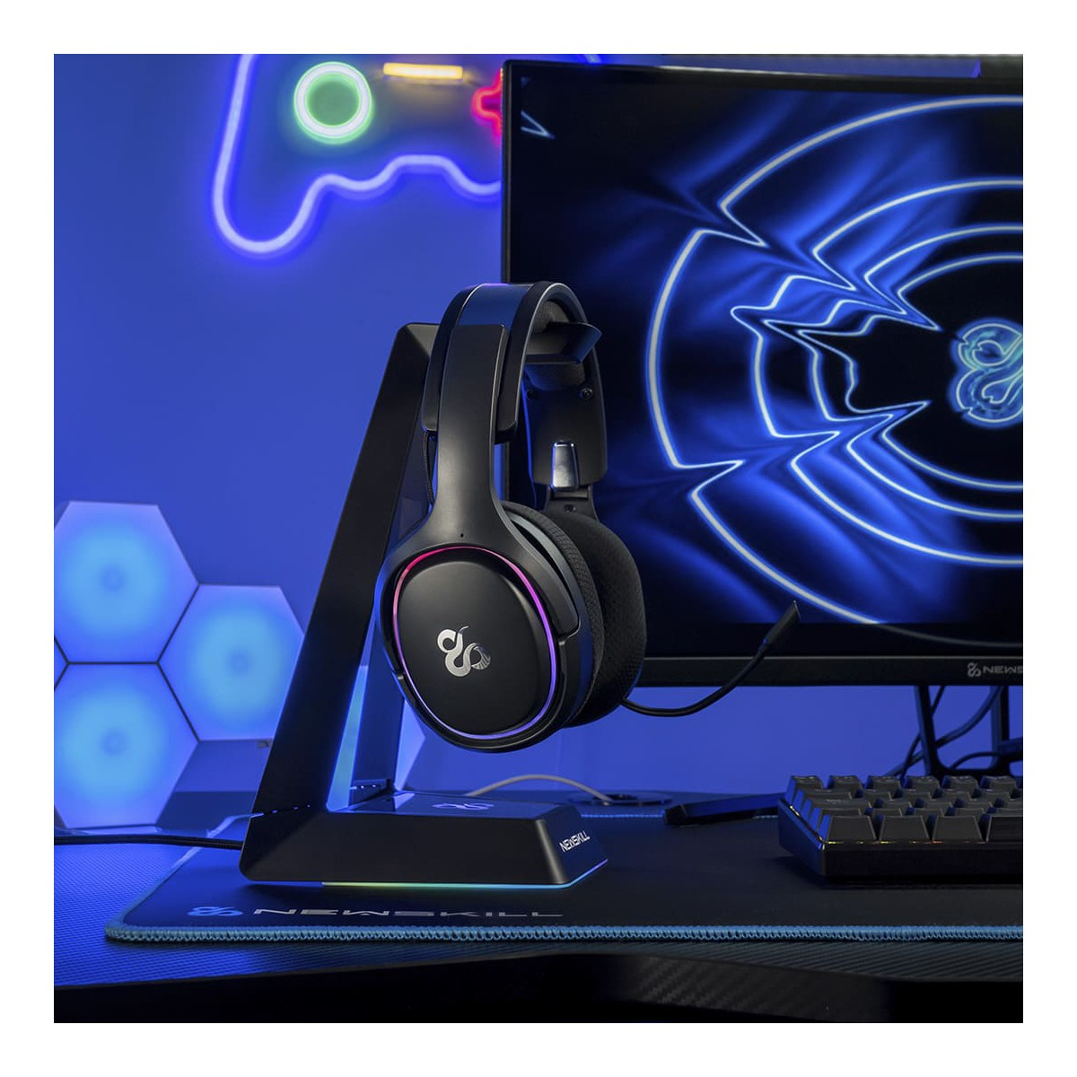 Czarny zestaw słuchawkowy dla graczy na stojaku. Stojak na biurku z monitorem i klawiaturą.