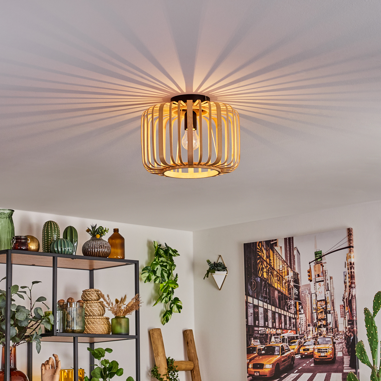 Eine Holz-Lamellen-Deckenleuchte wirft Lichtmuster. Der Raum zeigt Pflanzen, Kunst und andere Dekorationsartikel.