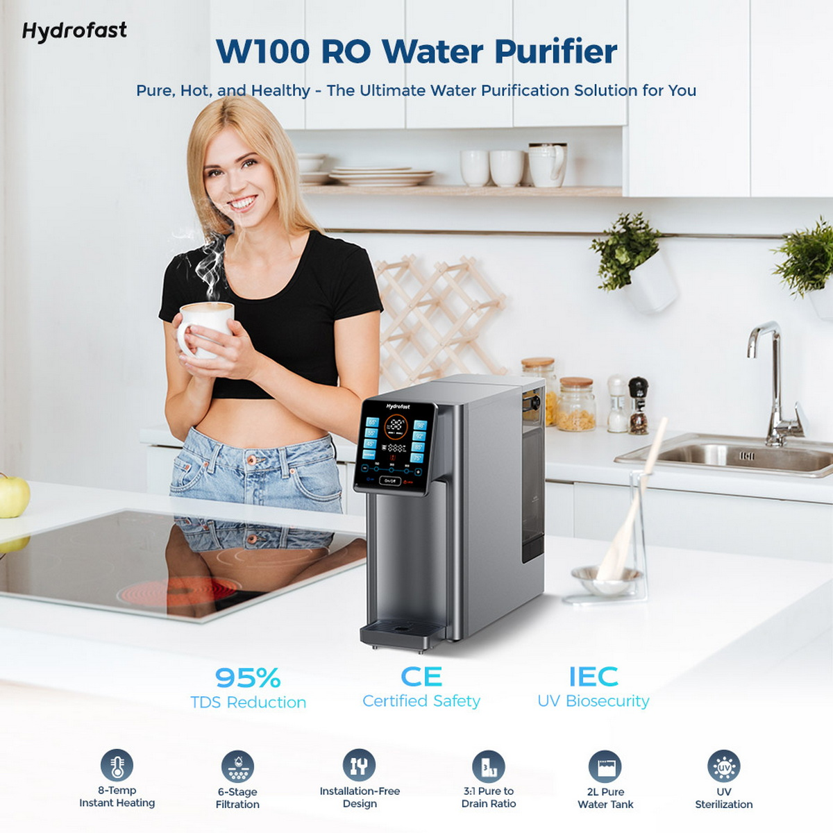 Frau hält eine Tasse in der Nähe eines silbernen Wasserreinigers. Er hat ein digitales Display und mehrere Funktionen.