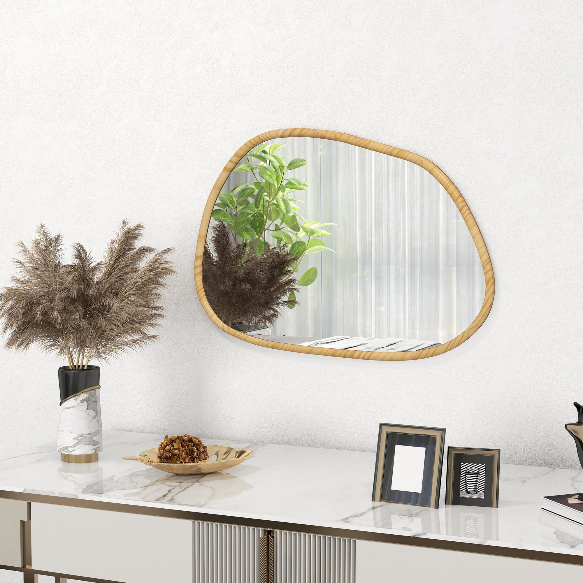 Ovale Spiegel mit Holzrahmen, auf weißer Marmoroberfläche mit Vase und dekorativen Objekten.