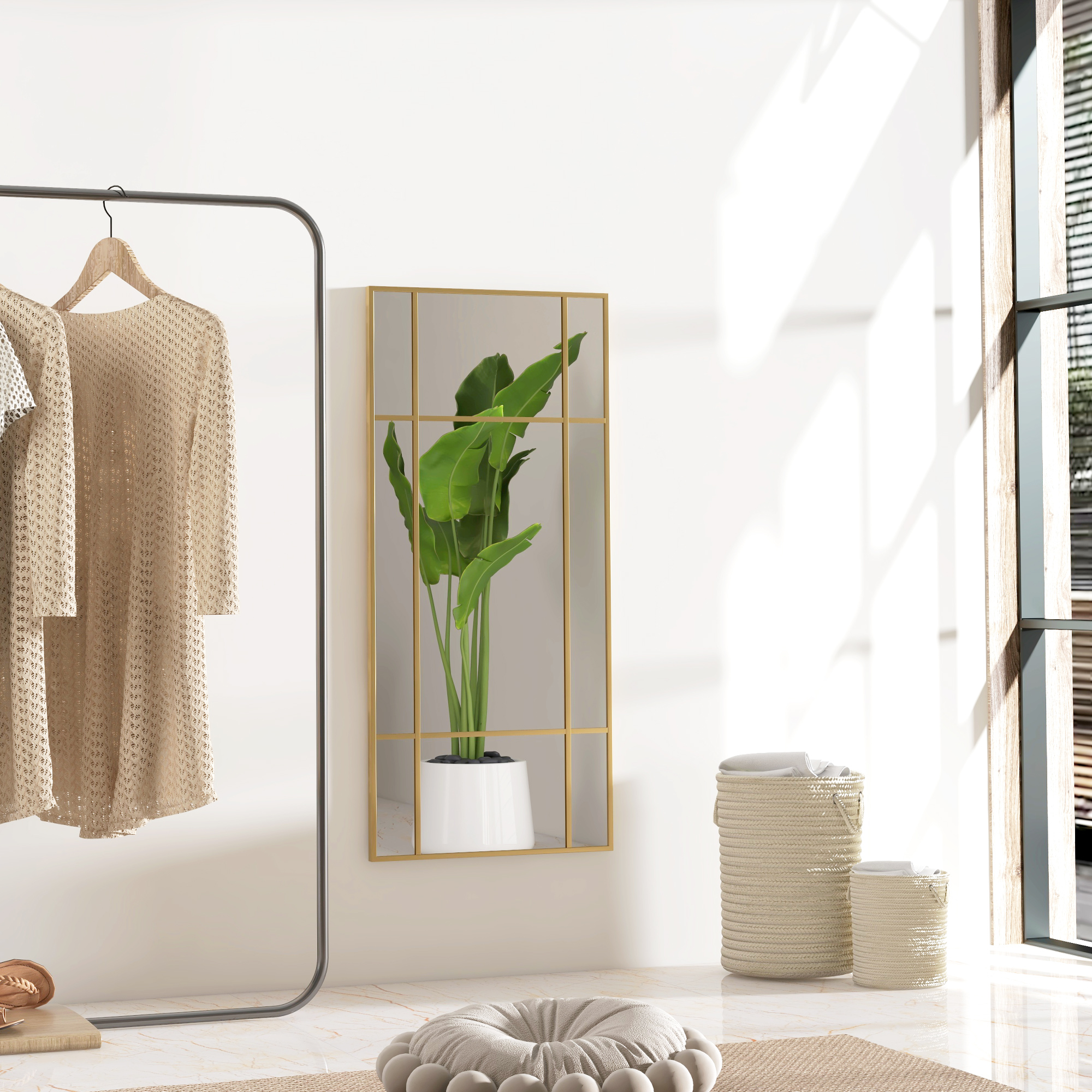 Spiegel mit Goldrahmen, Pflanze und Wäschekörbe. In einem Raum. Modernes Interior Design.