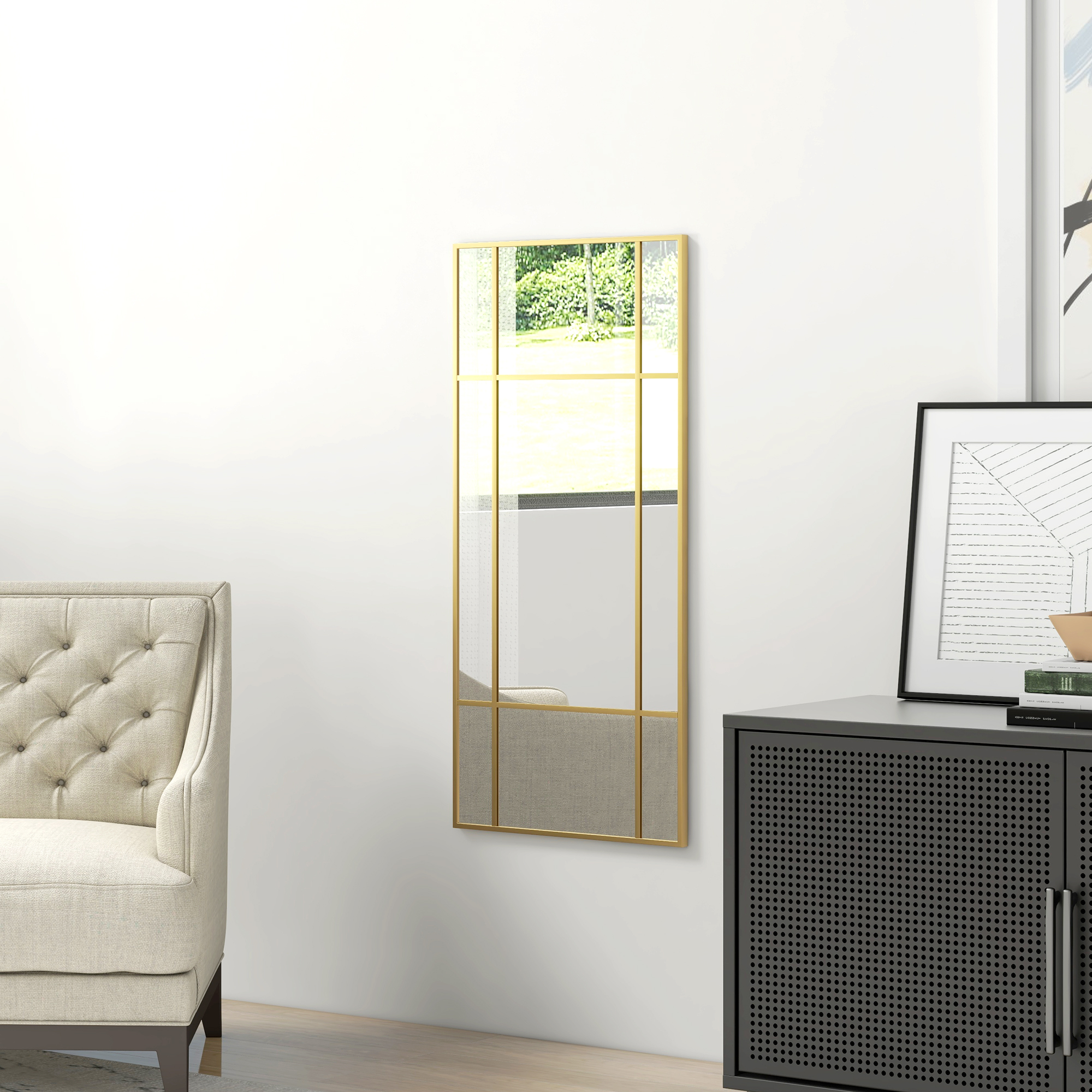 Rechteckiger Spiegel mit Goldrahmen an einer Wand. Neutrale Farben, modernes Design.