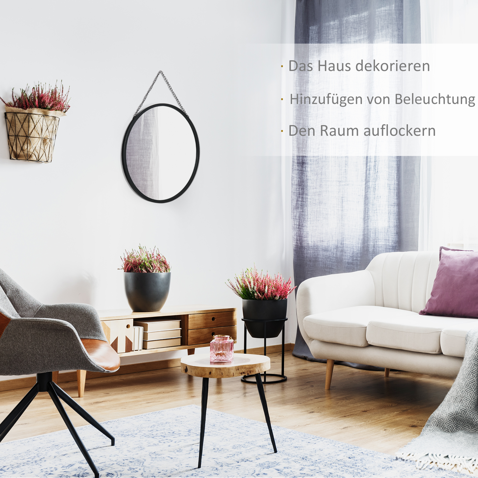 Ein Wohnzimmer mit Spiegel, Pflanzen, Sofa und kleinem Tisch. Weiße Wände und ein blauer Teppich.