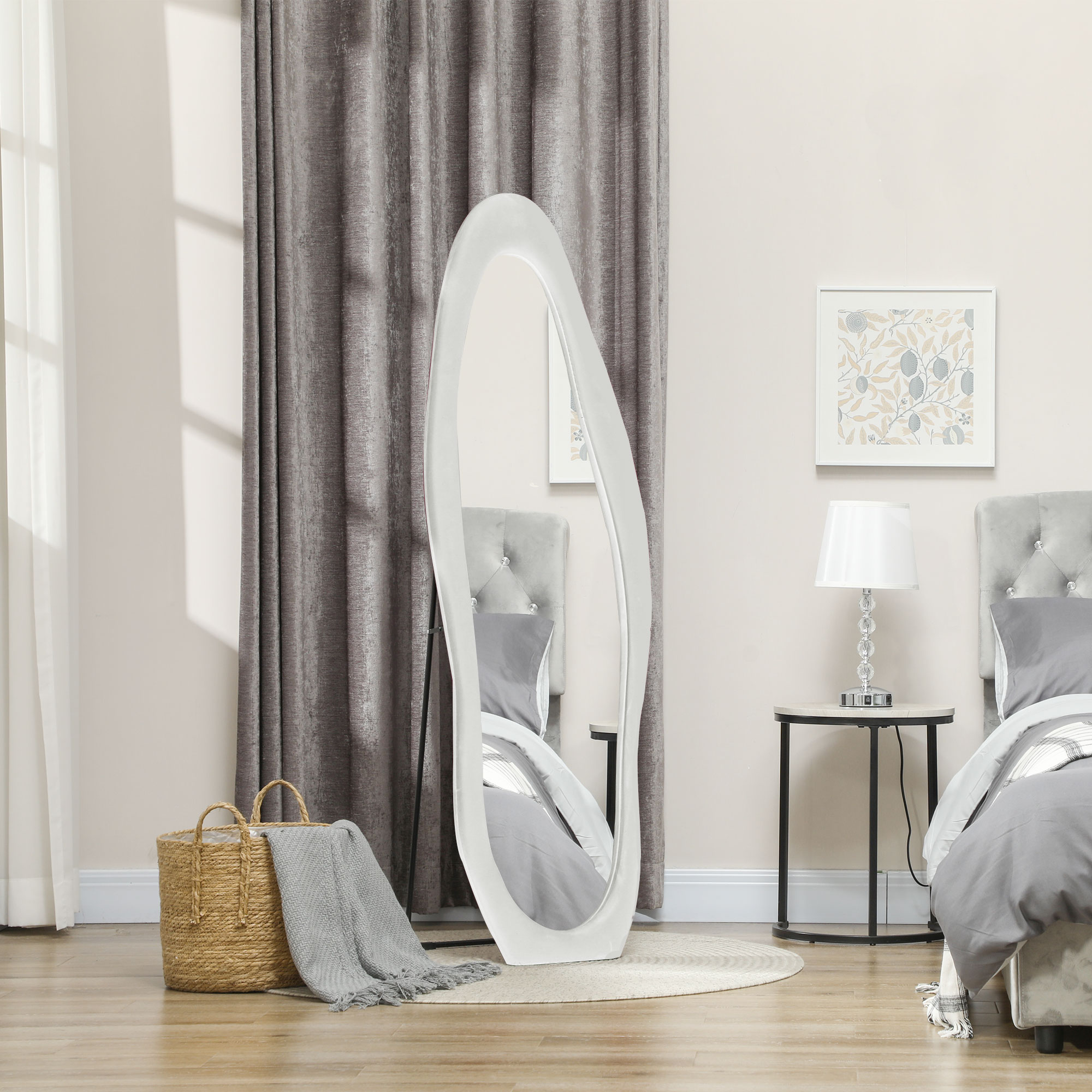 Eine Schlafzimmerszene mit einem Ganzkörperspiegel, einem Bett, einem Beistelltisch und dekorativen Gegenständen, die Wohnaccessoires zeigen.