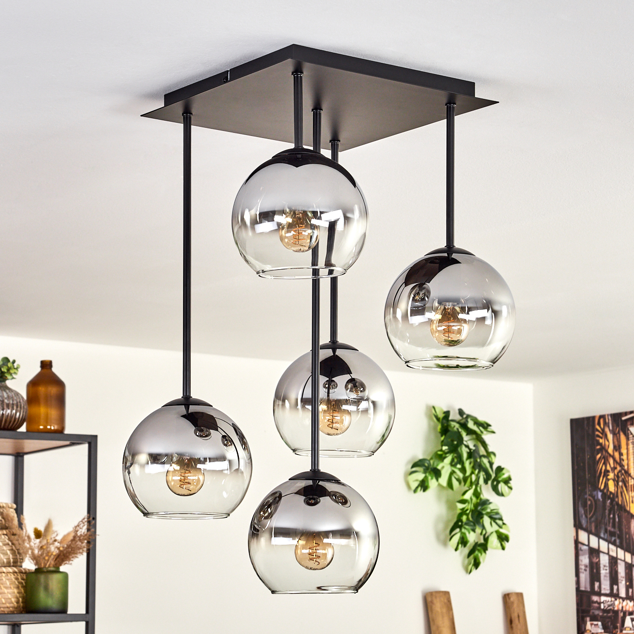 Deckenlampe mit Chromkugeln, die das Licht reflektieren. Decke und Hintergrund sind weiß.