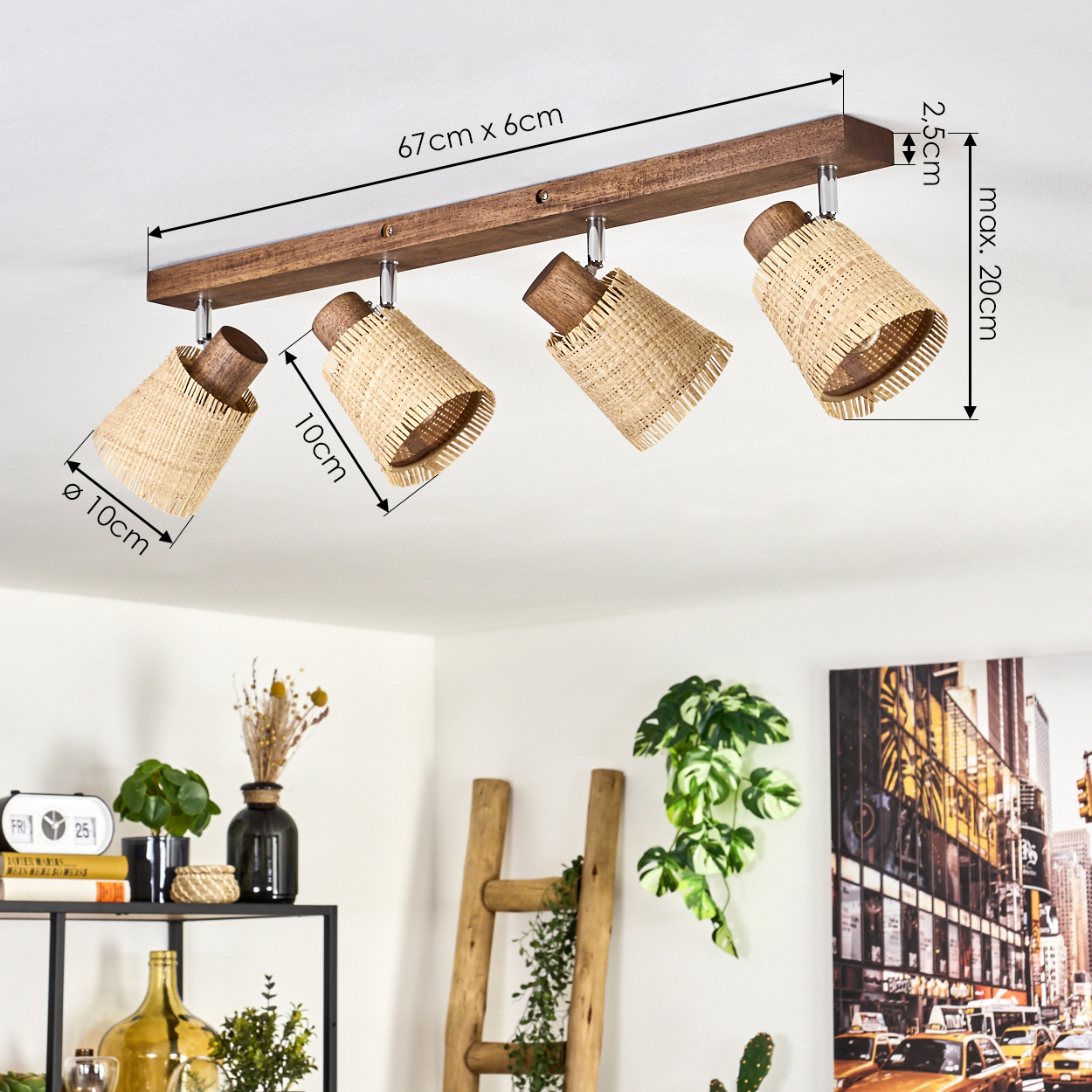 Ein Holzbalken mit vier Hängelampen. Die Leuchten haben gewebte Schirme und können angewinkelt werden. Abmessungen sind auch angegeben.