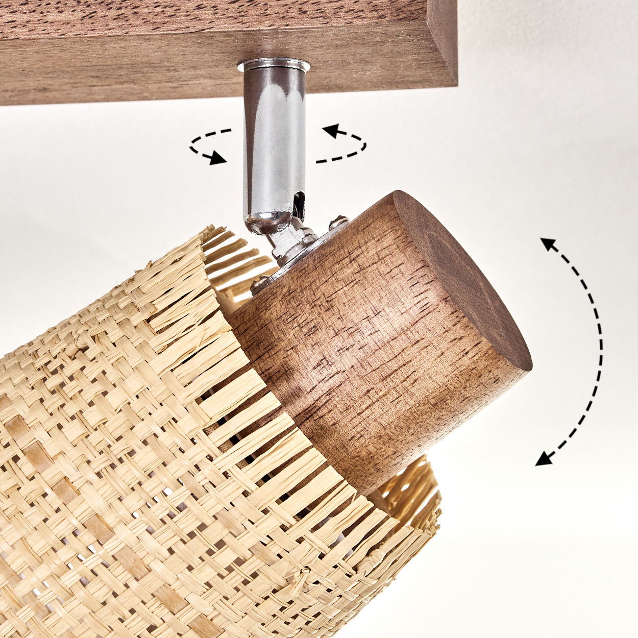 Nahaufnahme einer Leuchte. Das Licht kann angewinkelt werden. Die Leuchte besteht aus Holz und gewebtem Material.