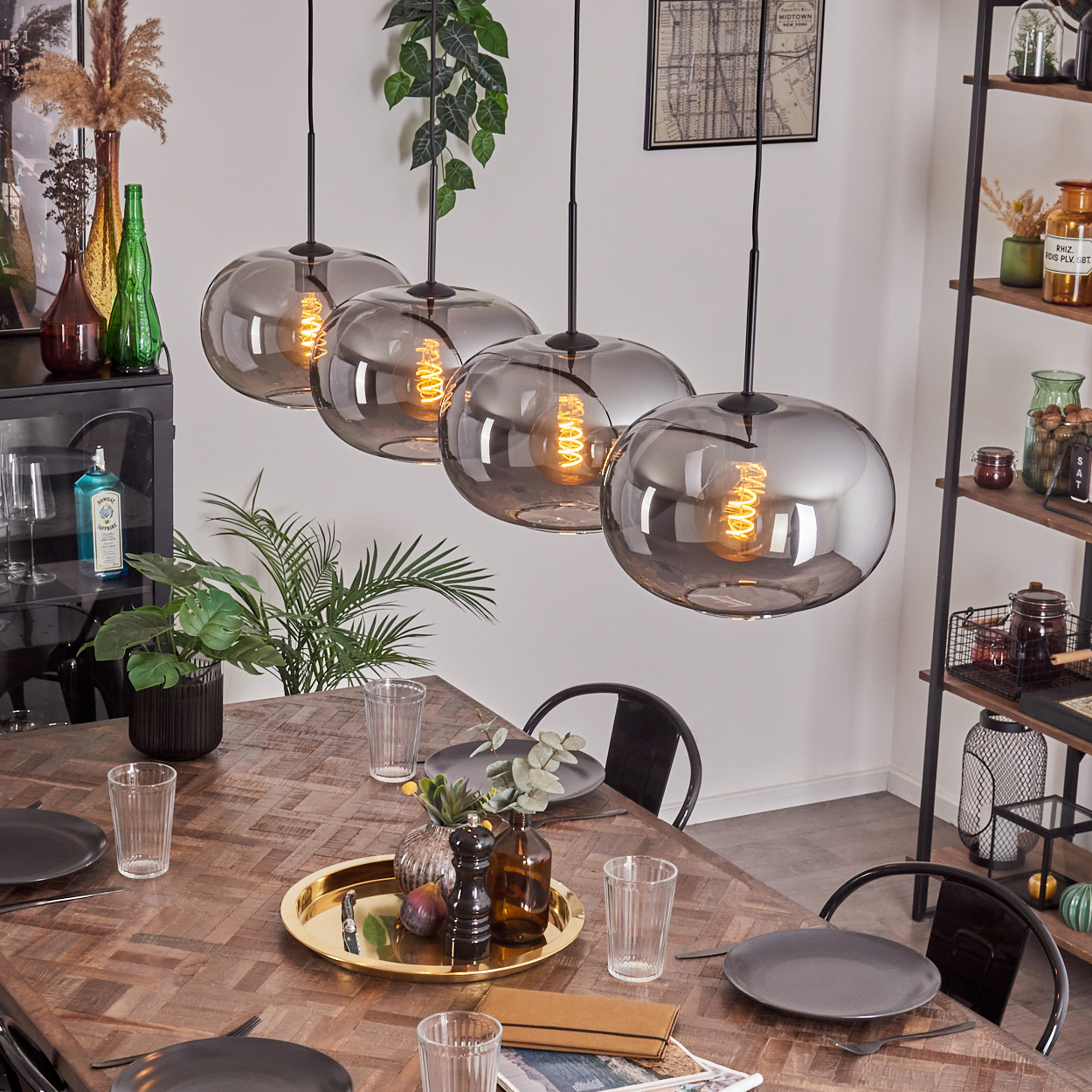 Esszimmer-Szene mit Hängelampen. Tisch zum Abendessen gedeckt. Pflanzen und Dekorationen im Hintergrund.