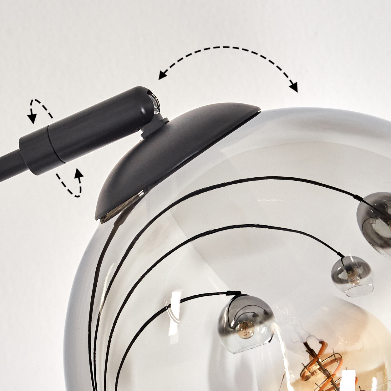Eine Lampe mit beweglichen Armen, drei Schirmen, die die Einstellung zeigen.