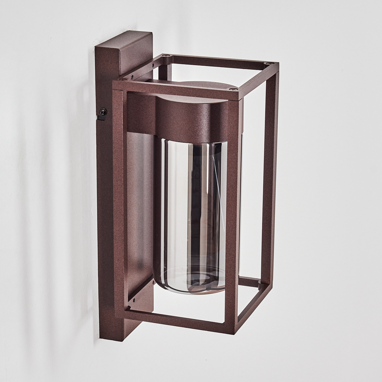 Wandleuchte mit rechteckigem Rahmen und zylindrischem Glasteil. Braune Farbe, weißer Hintergrund.