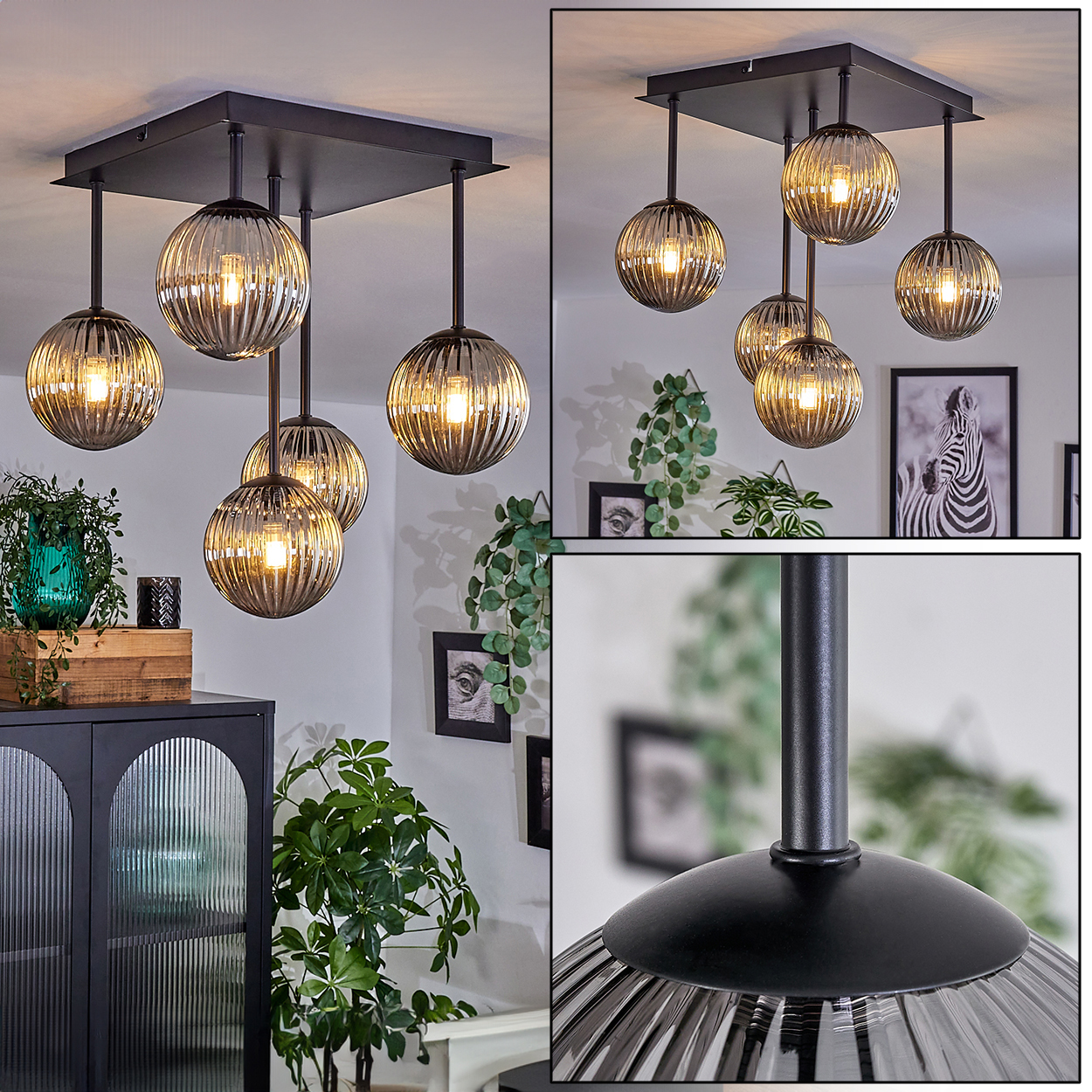 Eine Ansammlung von Lampen, die an einer schwarzen, quadratischen Deckenhalterung hängen. Jede Lampe hat eine gerippte Glaskugel.