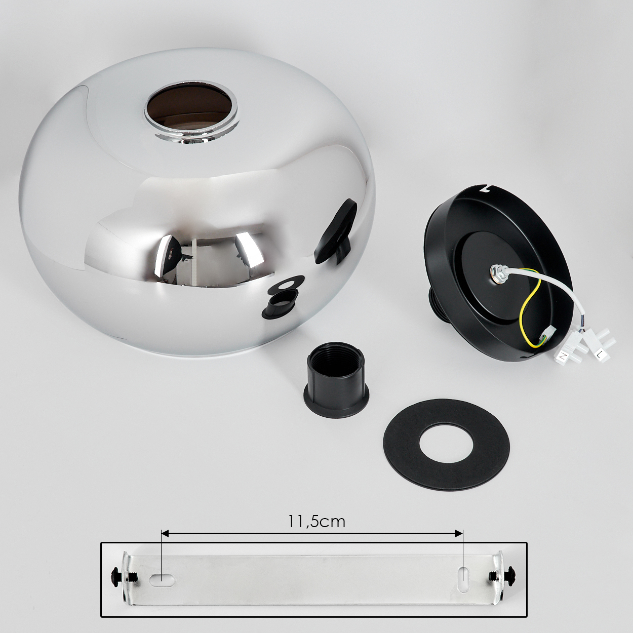 Zerlegte Deckenlampe mit Chrom-Kuppel, schwarzem Sockel und Montagehalterung.