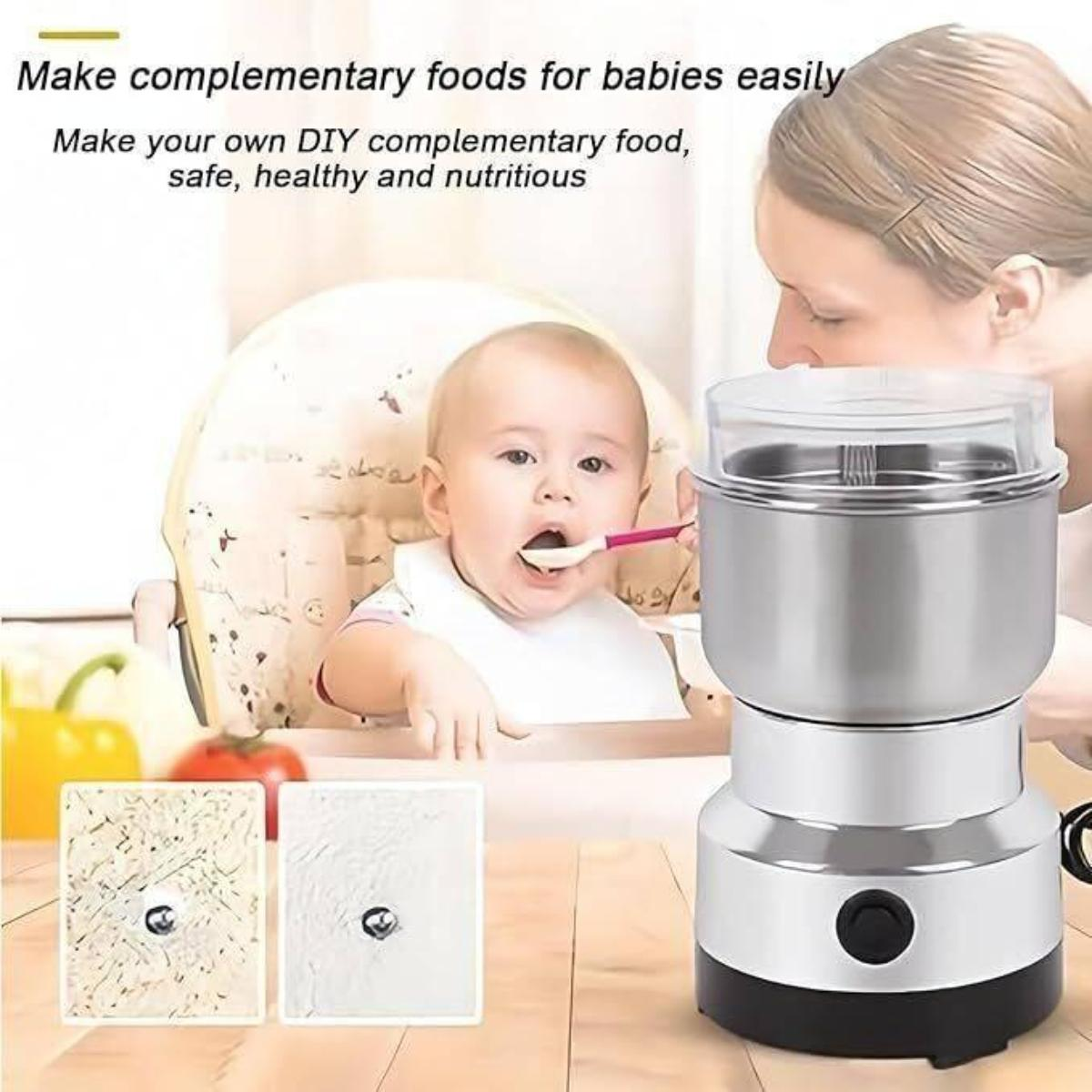 Ein Baby wird mit einem Löffel in der Nähe der Mühle gefüttert. Eine Frau beobachtet. Text über Babybrei.