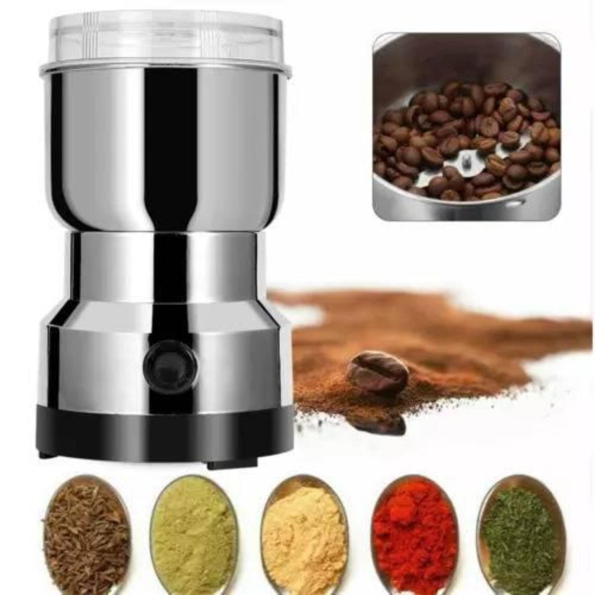 Eine silberne Kaffeemühle mit einem Behälter mit Kaffeebohnen und Schalen mit Gewürzen.