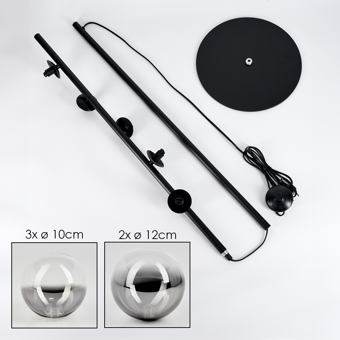 Teile einer Stehlampe: ein Sockel, zwei vertikale Stangen und 2 Glühbirnen, plus ihre Abmessungen: 3x Ø 10cm, 2x Ø 12cm.