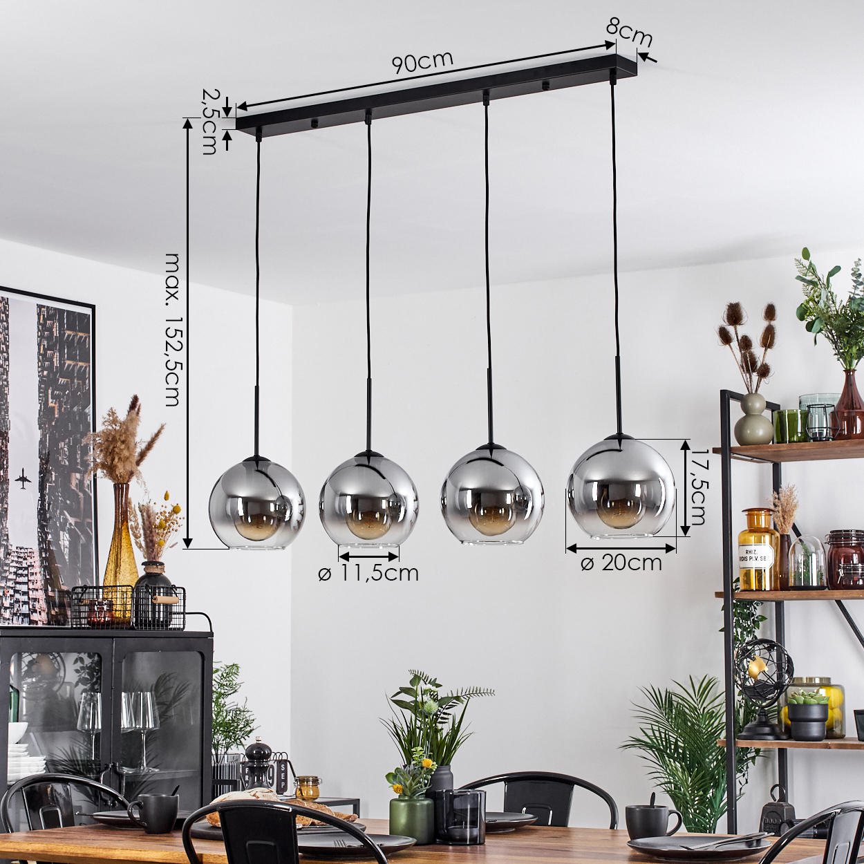 Esszimmer mit vier Hängelampen mit Glasschirmen und einem Holztisch.