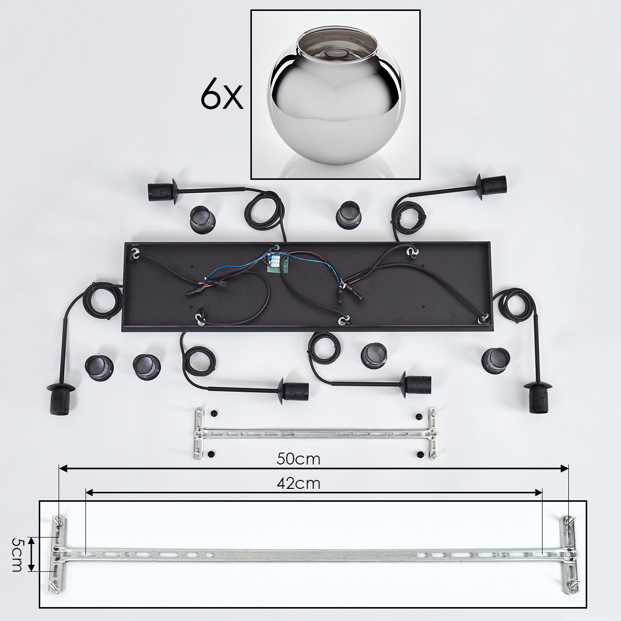 Zerlegte Komponenten einer Lampe. Enthält Basis, Kugeln, Drähte und Befestigungsmaterial auf weißem Hintergrund.