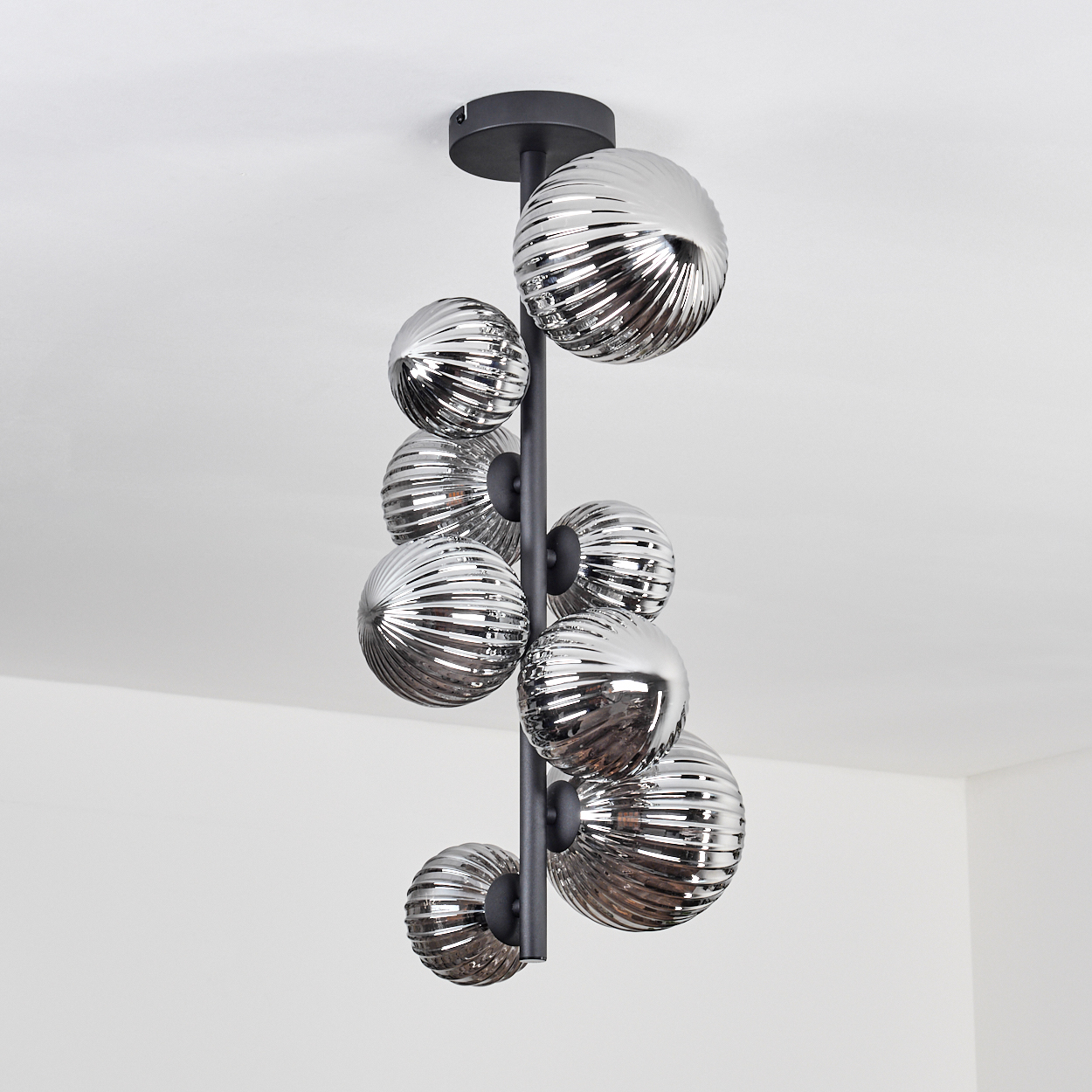 Kronleuchter mit mehreren silbernen Kugeln. Er hängt von der Decke und sorgt für elegante Beleuchtung.