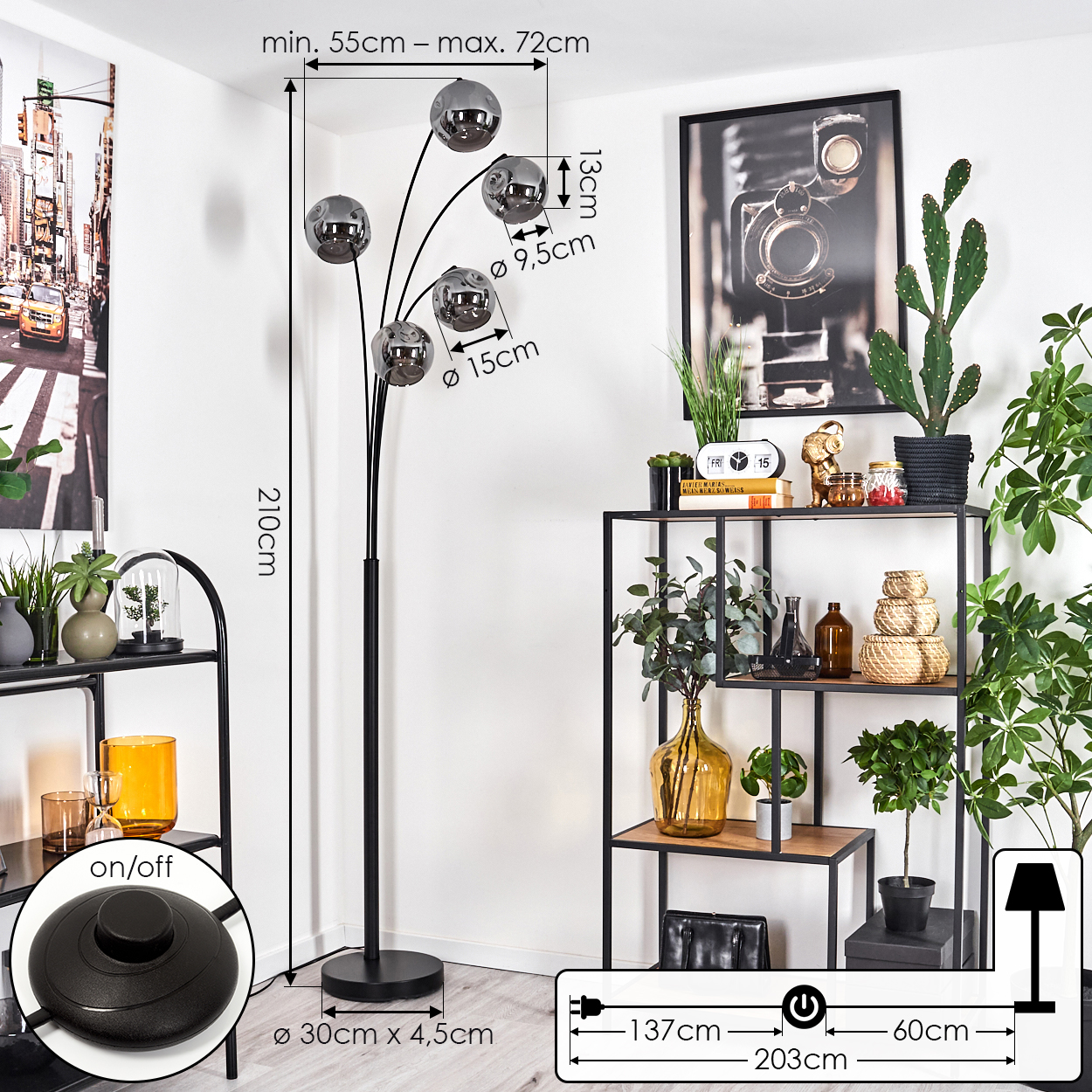 Eine Stehlampe mit Chromkugelschirmen und Maßen, sowie ein Ein/Aus-Schalter und Stecker.