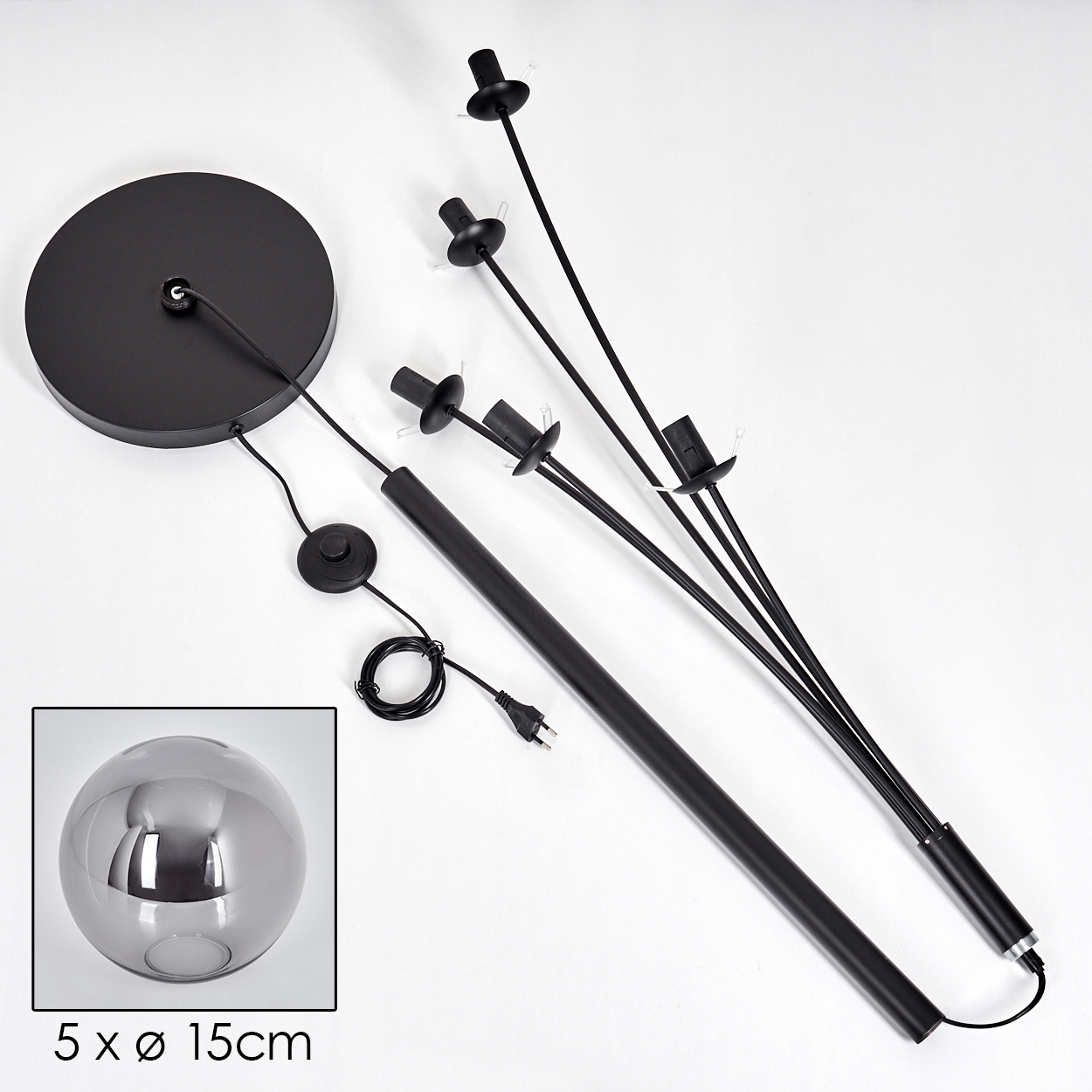 Eine zerlegte Stehlampe mit schwarzem Sockel, Stangenteilen und drei Fassungen. Eine einzelne Glühbirne im Einsatz.