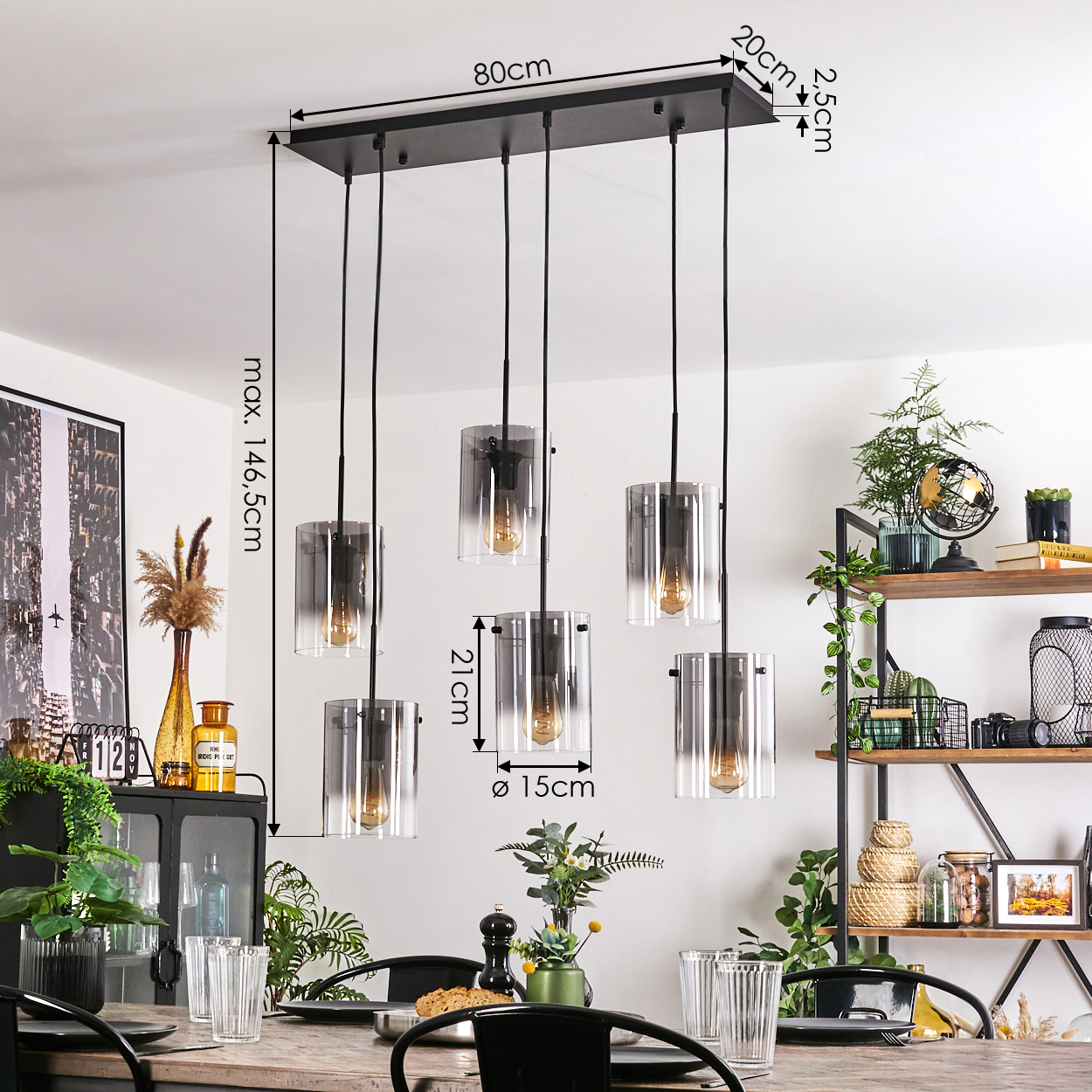 Esszimmer mit Maßen der Pendelleuchten und einem allgemeinen Überblick über den Raum und die Einrichtung.