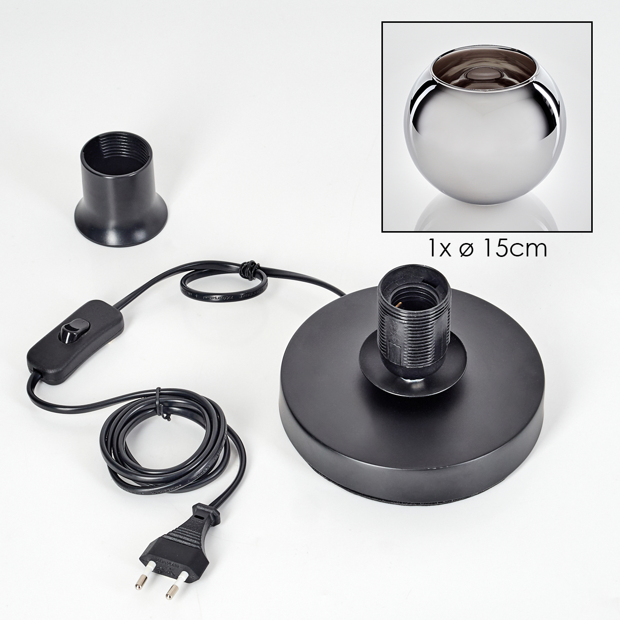 Ein schwarzer Lampensockel mit Kabel, Schalter und Stecker, mit einer Kugellampe und einer Fassung.