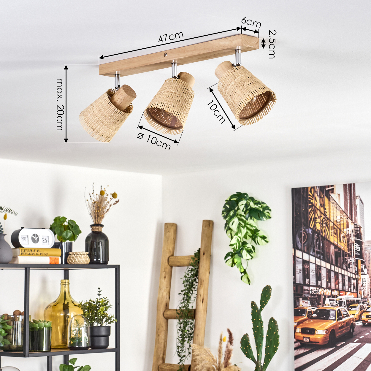 Drei Korblampen hängen von der Decke. Jede mit zylindrischem Schirm und Licht.