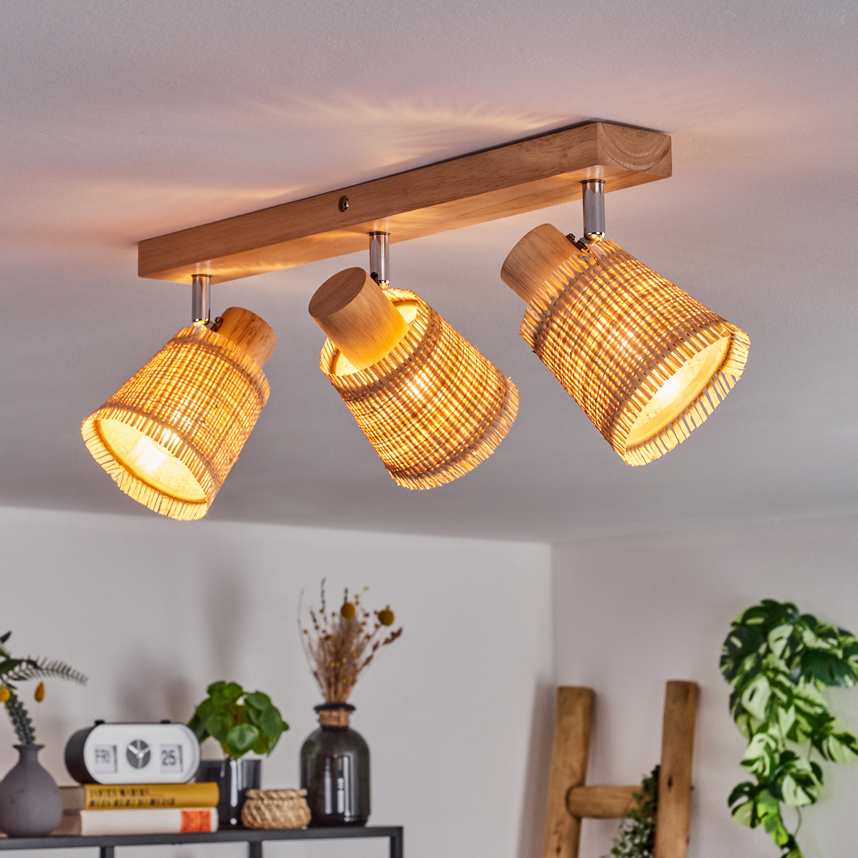 Deckenleuchte mit drei gewebten Lampenschirmen, Holz- und Metallakzenten.