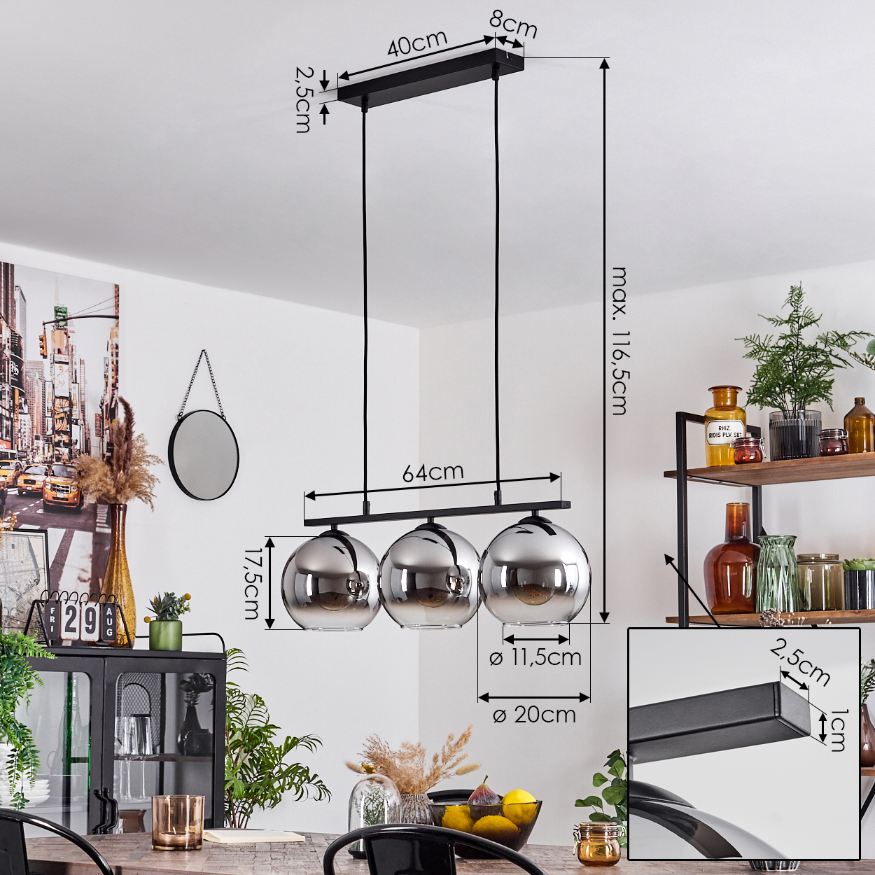 Esszimmer mit Tisch, Stühlen und einer Hängelampe mit drei Chromkugeln.