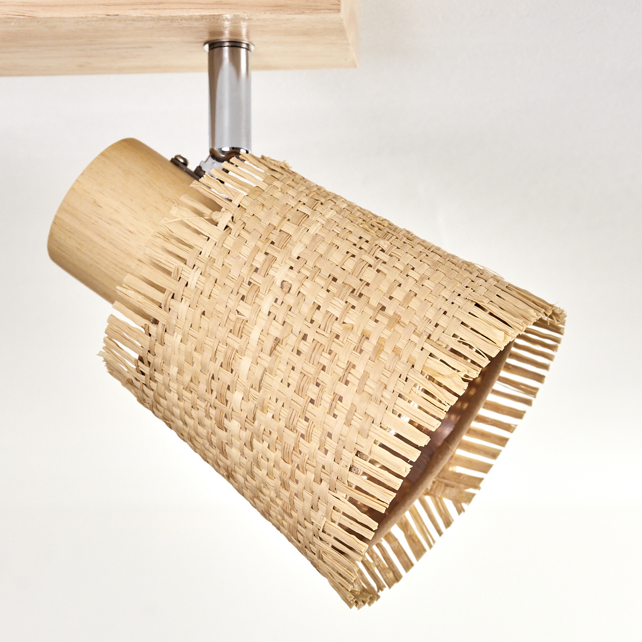 Nahaufnahme einer Deckenlampe mit gewebtem Schirm, leicht abgewinkelt.